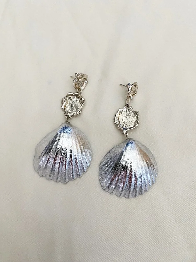 Gabbee Stolp Pearly Brooch Shell earrings