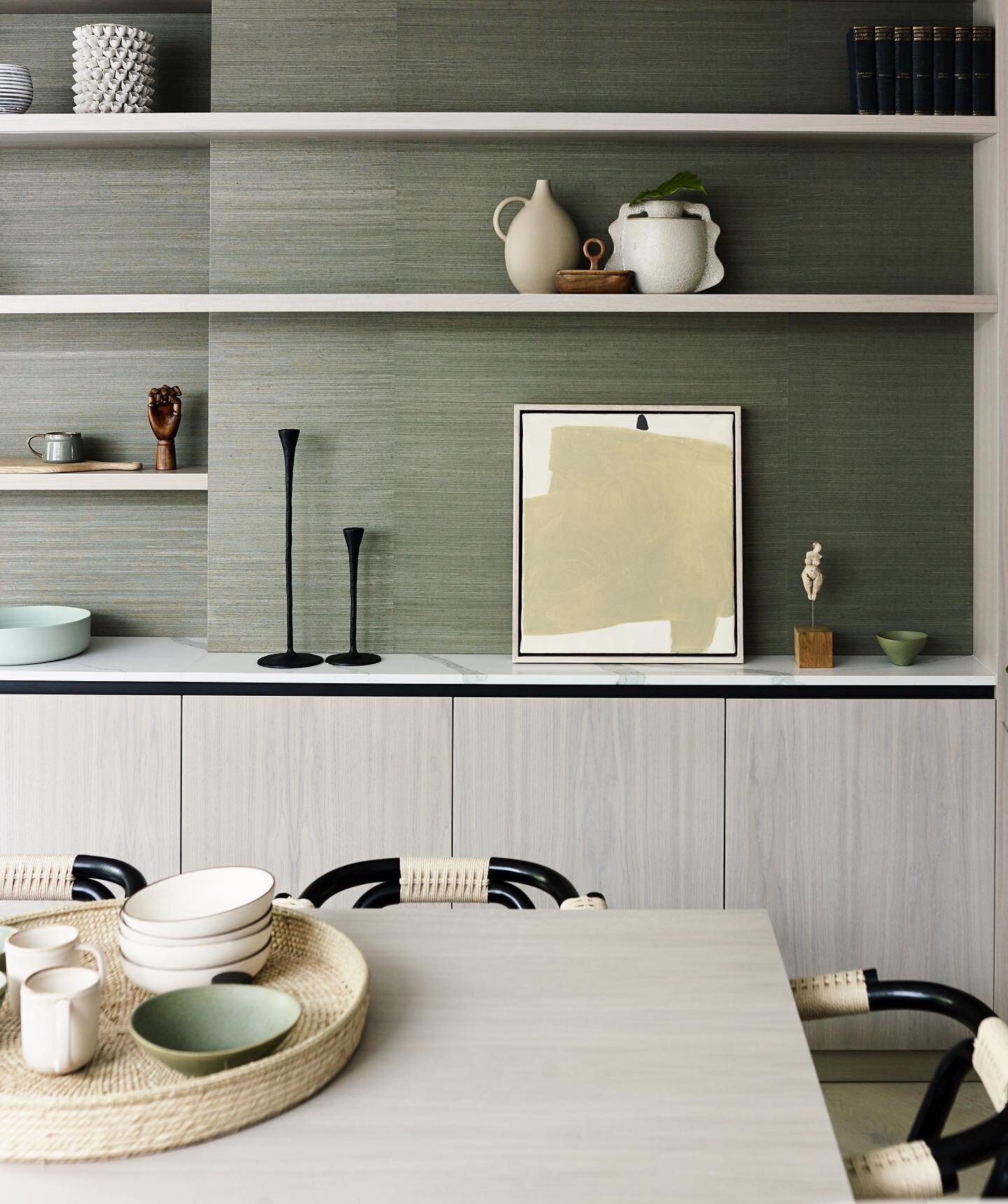 This morning, I was asked about my thoughts on grasscloth wallpaper, which we successfully used on the walls of an open-plan kitchen-diner in one of our Chelsea projects. Sharing is caring, so I thought I would reveal the benefits to you!

1. Unlike 