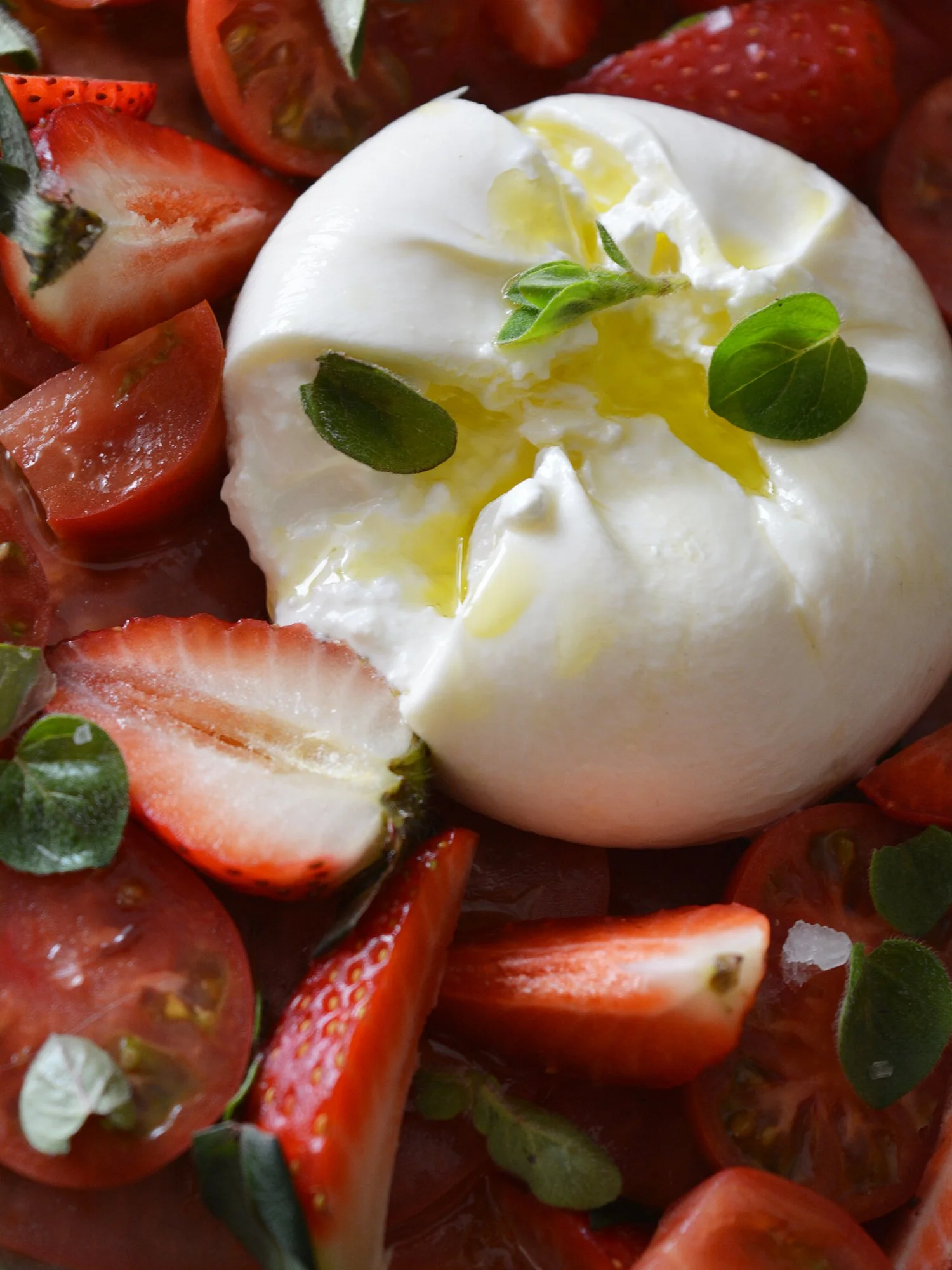 Ensalada de burrata, tomates y fresas con Aove eco