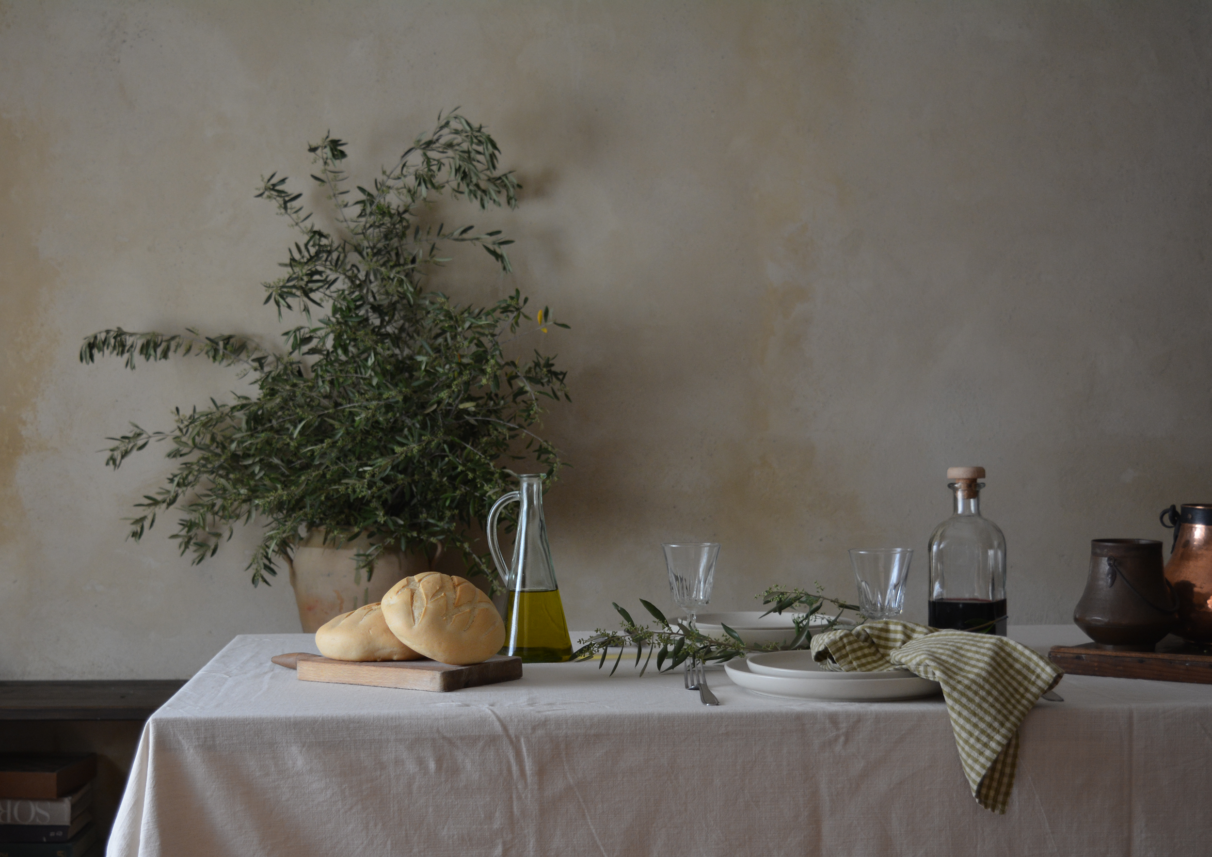 Mesa decorada con ramas de olivo