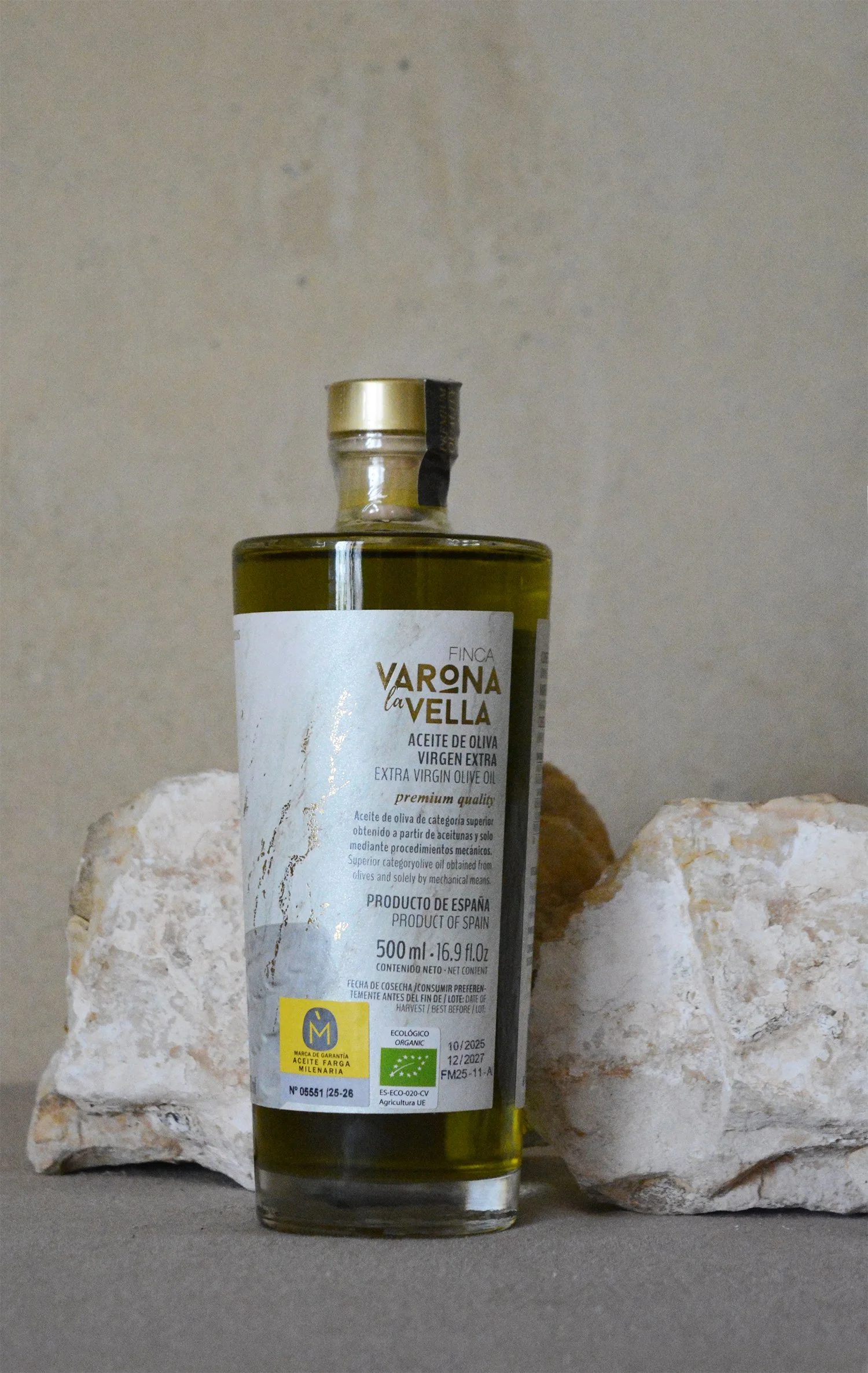 Botella (parte trasera) de AOVE Ecológico monovarietal Farga Milenaria. Finca Varona la Vella
