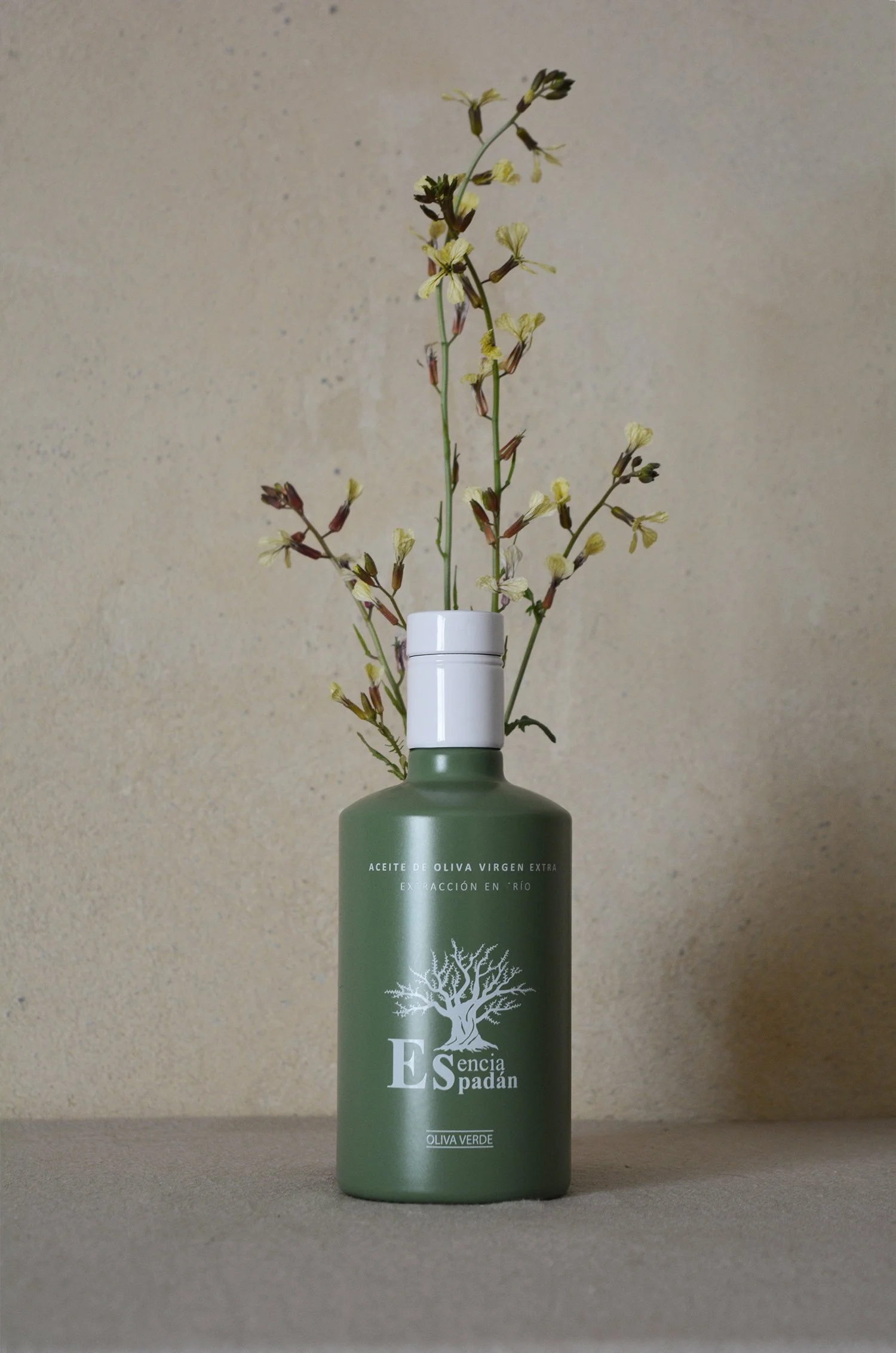 Botella AOVE Ecológico variedad Serrana de Espadán con flores. Esencia de Espadán