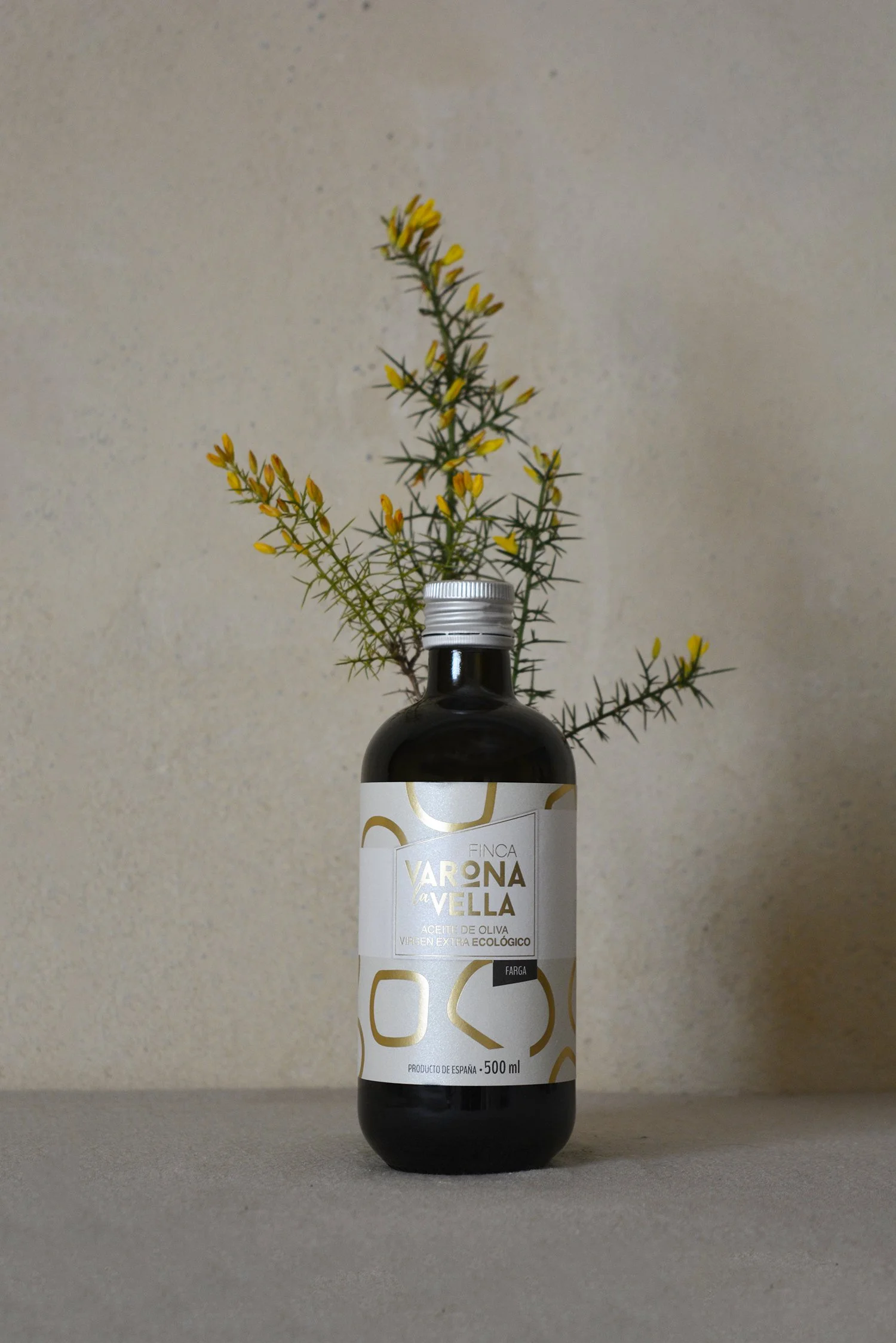 Botella AOVE Ecológico monovarietal Farga con flores. Finca Varona la VellaDSC_0314B65C-10.jpg
