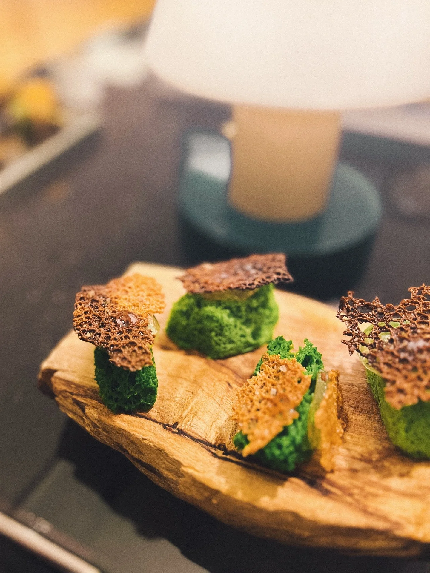Mnemomonics de @andtradition pour @nineunited.france 

Accord mets &amp; cocktails par senteur pour la maison

3.3 After the rain

Eat | Sponge cake au persil, gel de concombre, tuile pignon de pain, balsamique blanc
Drink | Gin (+ Gin 0% vol), eau d