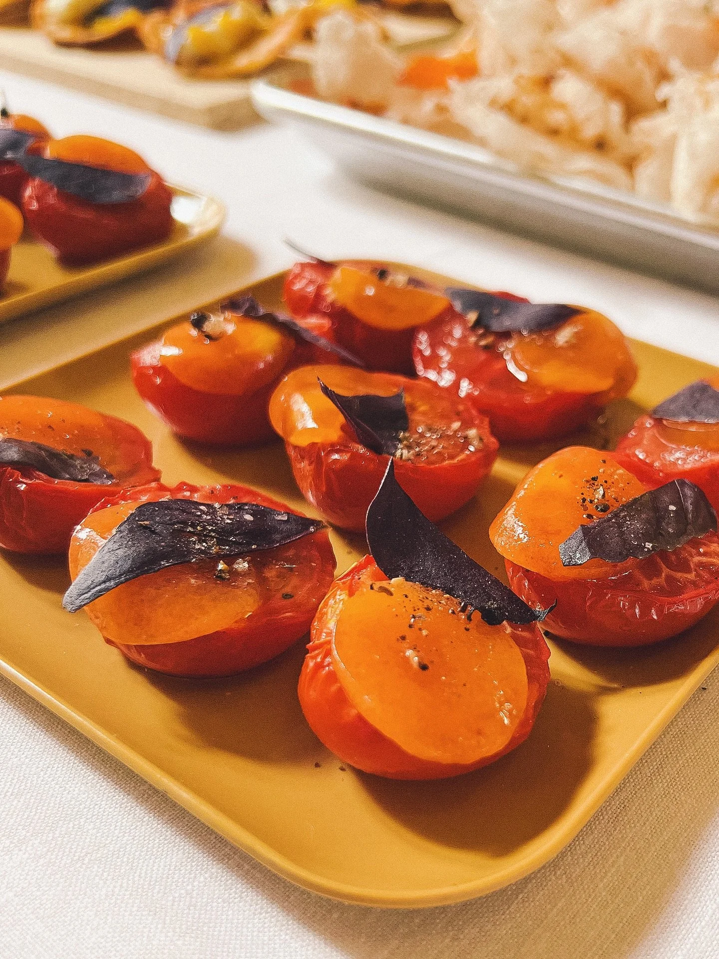 Le Bec pour la Fondation Vallet | Food set pour la soir&eacute;e &laquo;&nbsp;Les biblioth&egrave;ques, penser en commun&nbsp;&raquo; mairie du V&egrave;me

Zoom in :
1. Tomate cuite en basse temp&eacute;rature, gel&eacute;e de balsamique blanc et pi