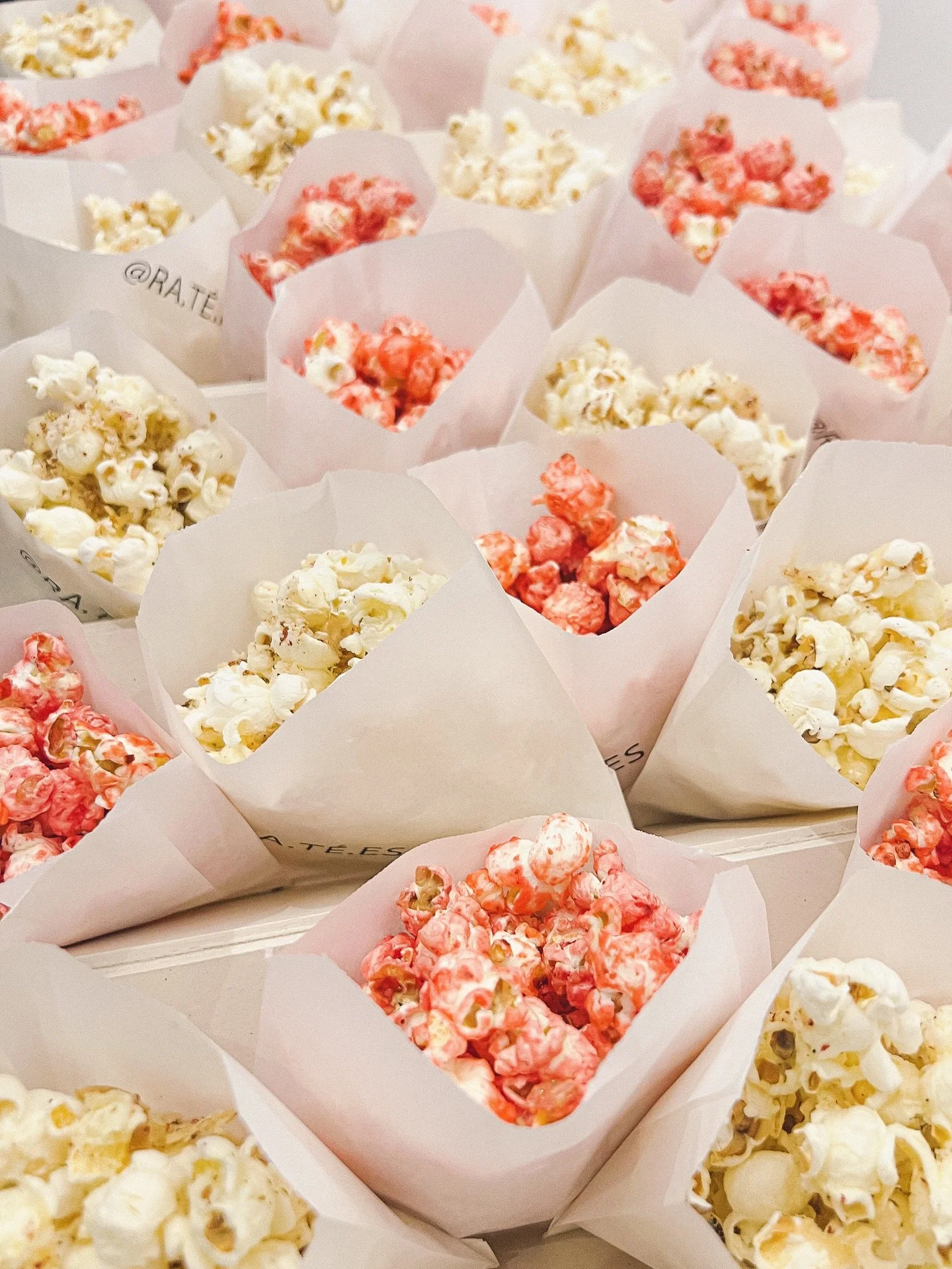 Food set pour @ra.te.es | Collation pour l&rsquo;exposition collective &laquo;&nbsp;Pagale ,&nbsp;un &eacute;tat de l&rsquo;Art sc&eacute;nographi&eacute; &raquo;, rue des Guillemites, Paris IV

Sucr&eacute;, Sal&eacute; | Praline rose &amp; Parmesan