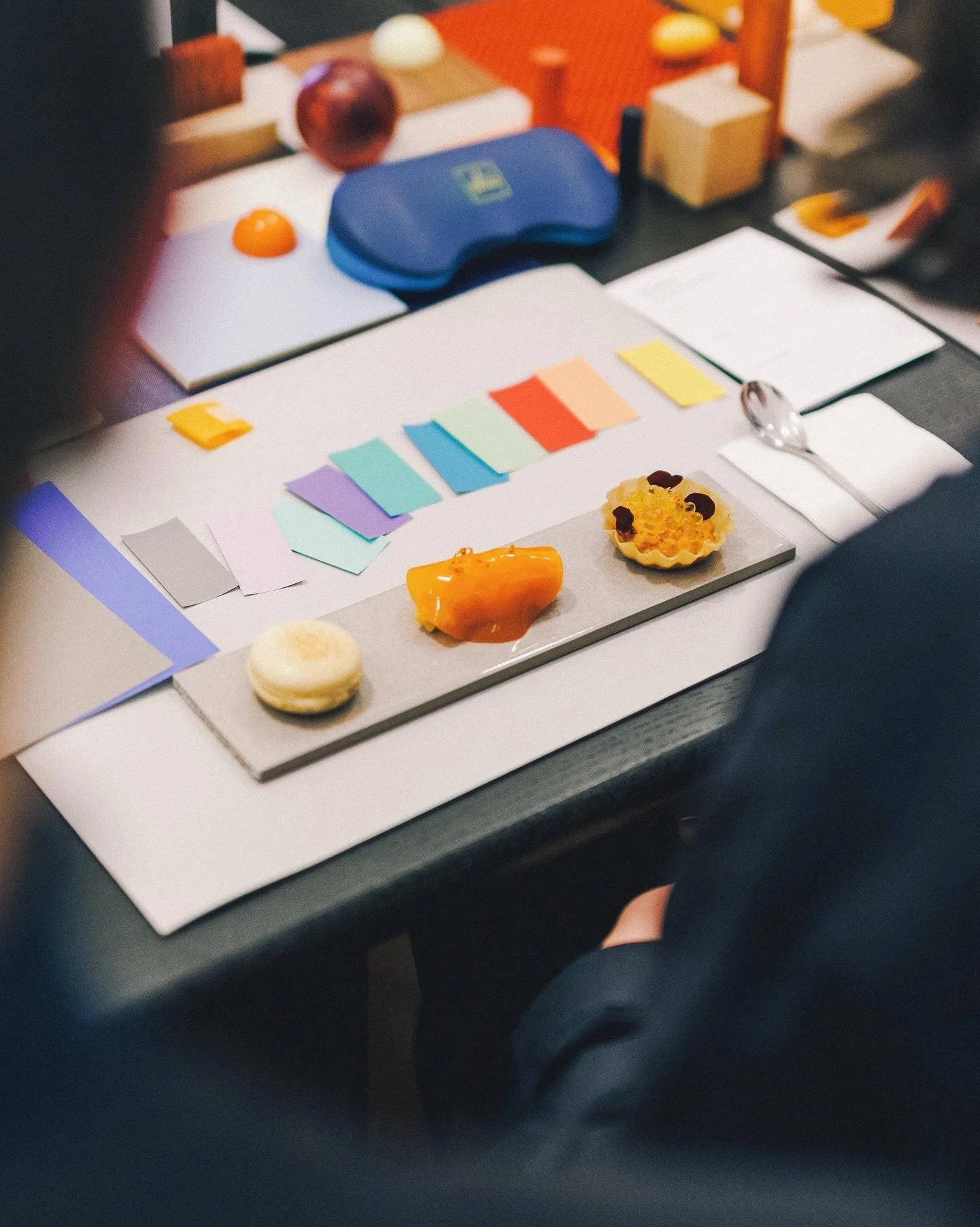 Color Talk &mdash; @andtradition 
&agrave; l&rsquo;occasion des 100 ans de Verner Panton.

Trois trompe-palais autour des nuances d&rsquo;orange,
accompagn&eacute;s de trois cocktails inspir&eacute;s par la Flowerpot.

Atelier imagin&eacute; par @elo