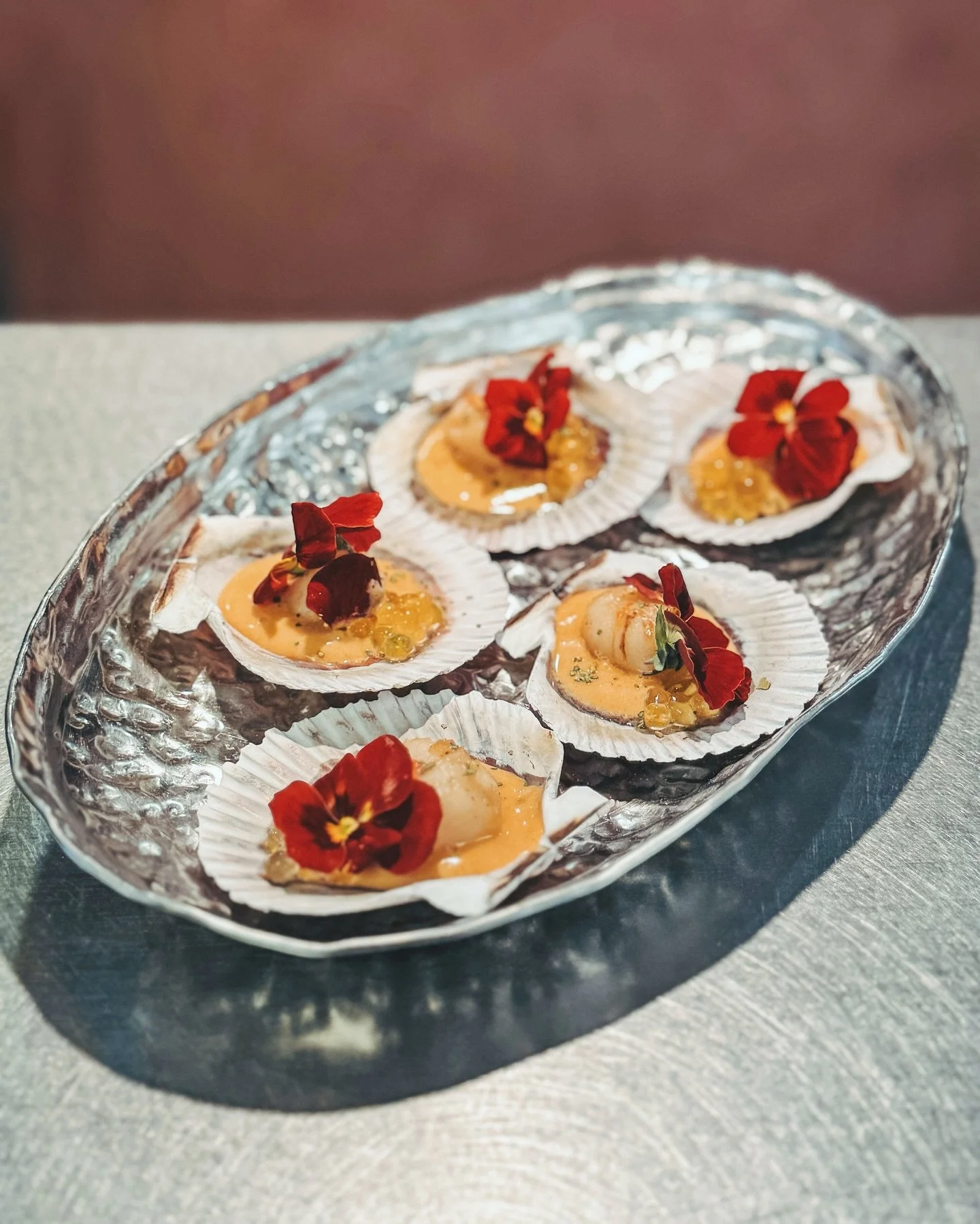 Mariage &mdash; Paris, ao&ucirc;t 2025. 

Menu cocktail d&icirc;natoire en 10 temps. 

Un grand merci aux mari&eacute;s pour leur confiance et leur enthousiasme d&egrave;s nos premiers &eacute;changes. 

Une &eacute;quipe de r&ecirc;ve pour cette bel