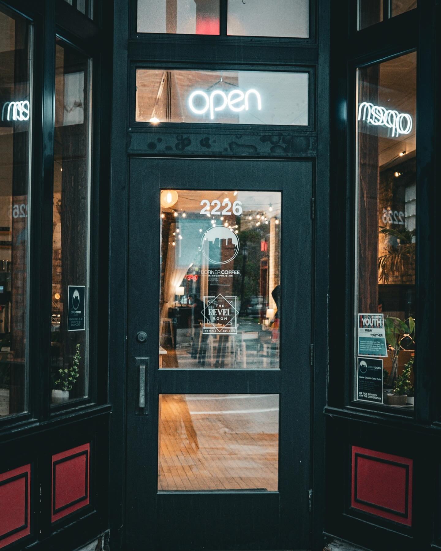 Come on in! Whether you&rsquo;re joining us during the day or celebrating after hours, we&rsquo;re saving a seat for you!

📸 @annaflaaolsonphoto for @cornercoffeempls