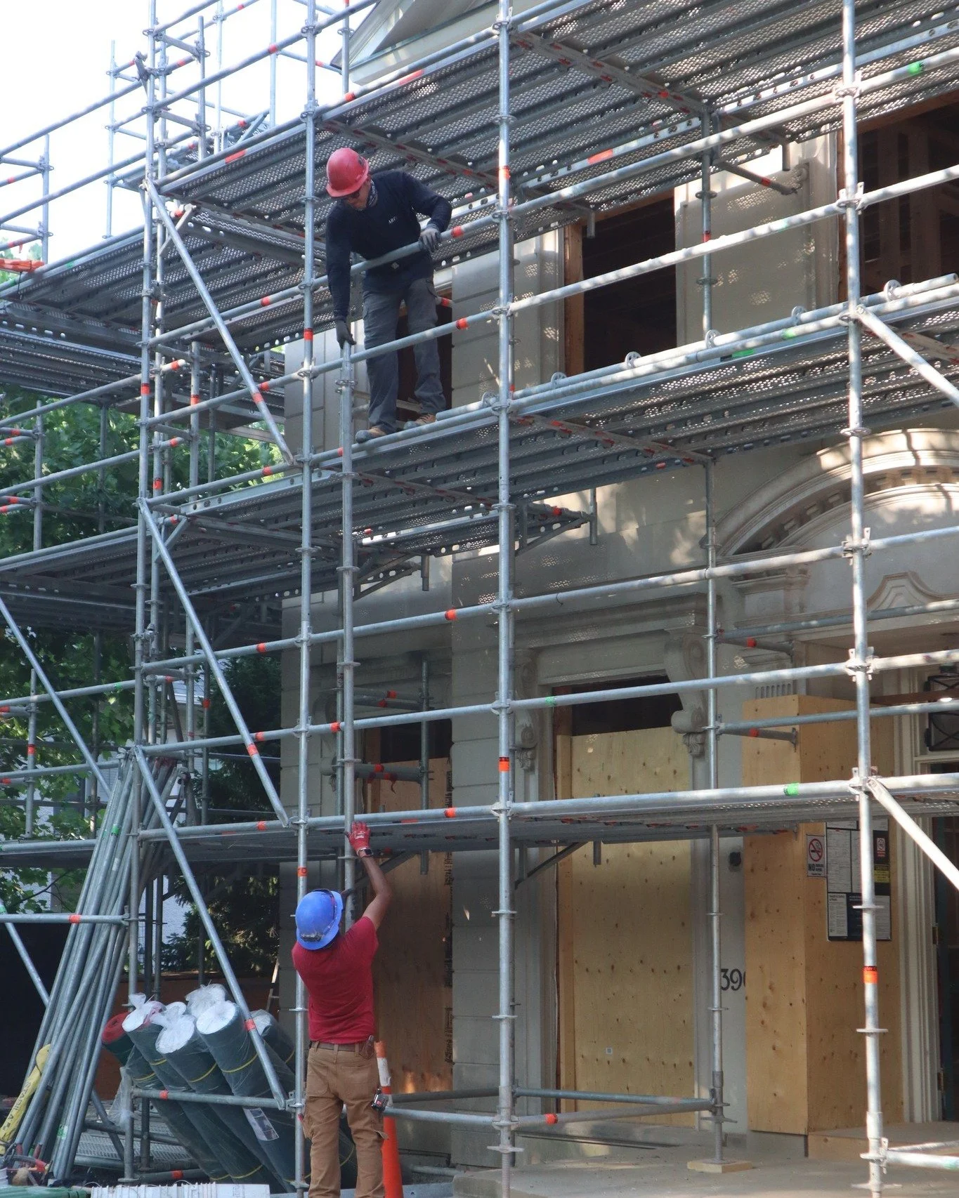 Our crews are experts at efficient set-up and deconstruction of our scaffold system rentals.  We work hard to install customized site access solutions on projects all over Ontario. Contact us -- we'd love to (literally) support your work crews too!


