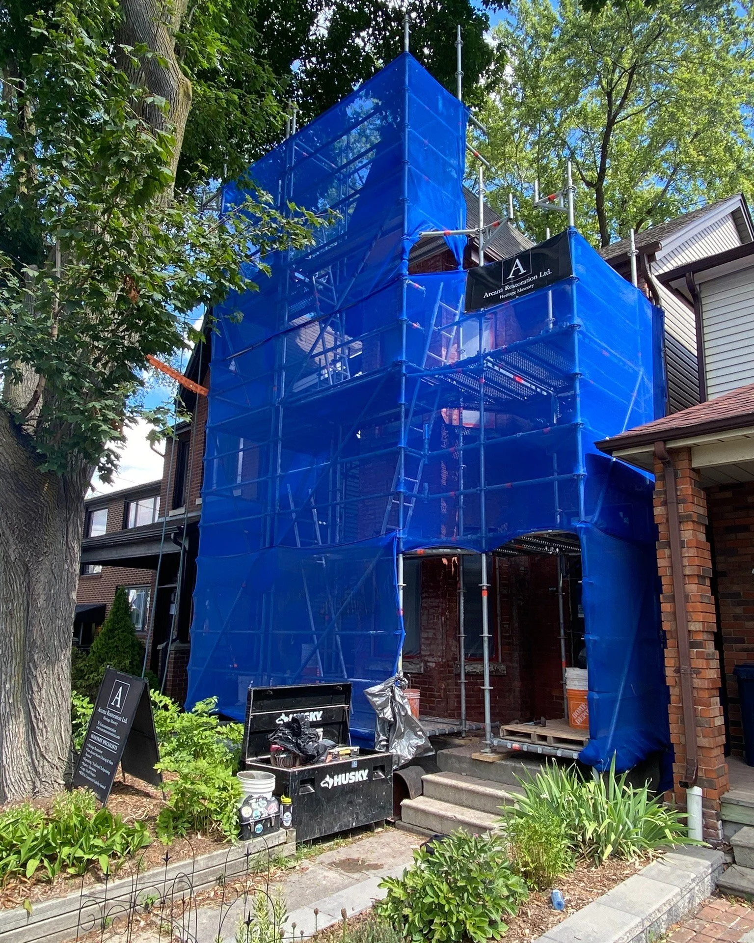 Hello from Danforth Village!  Our scaffold system facilitated a full rebuild and restoration of this Victorian home's front facade. Masonry teams and window installers had everything in reach in this sturdy setup.

Let us support your home facelift d