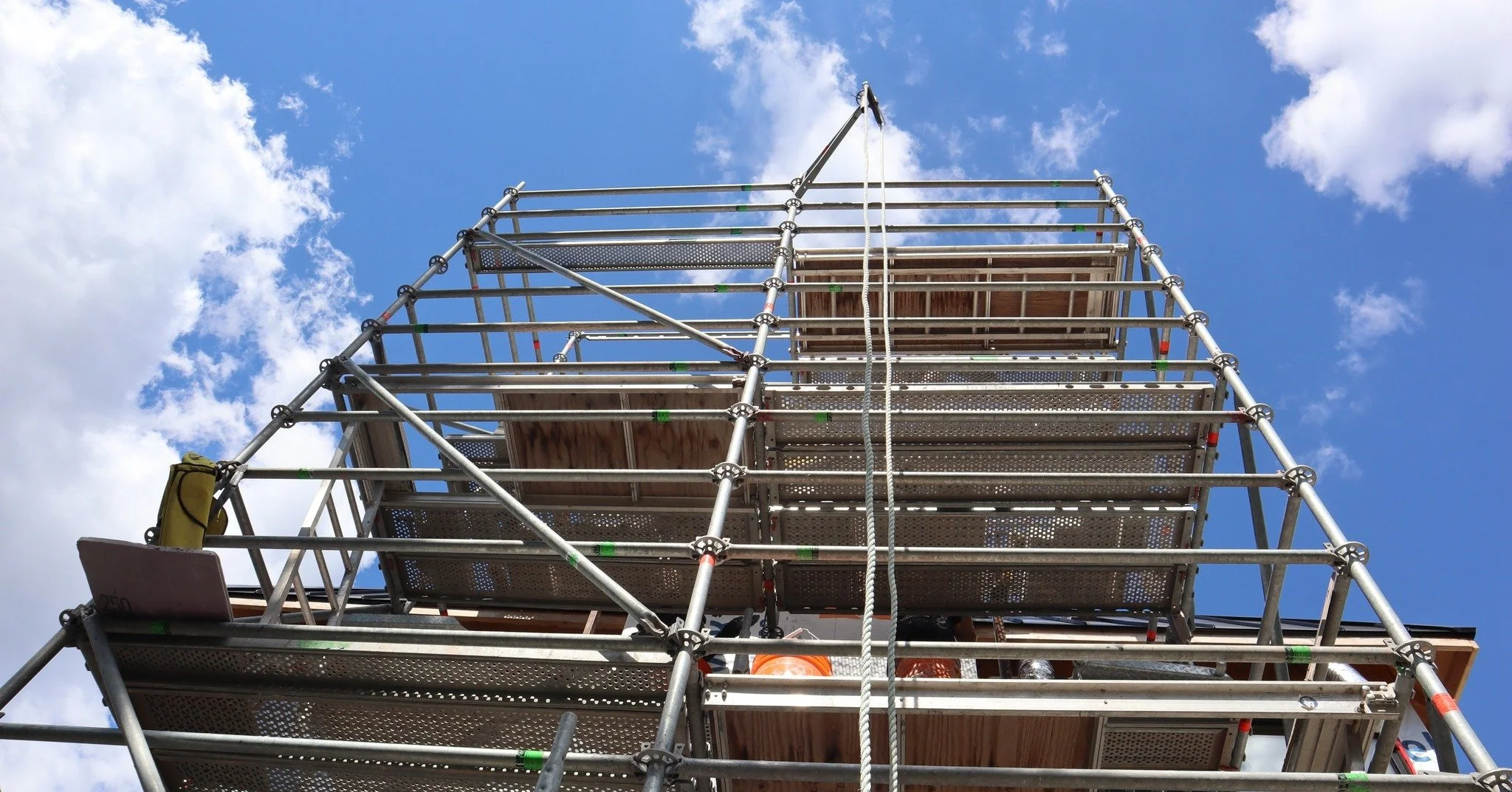 Blue skies and high-quality scaffolding for masonry crews out in east Toronto. We provide sturdy and safe scaffolding for both renovations and new builds - Contact us!

#toronto #residentialscaffolding #sitesafety #torontoconstruction