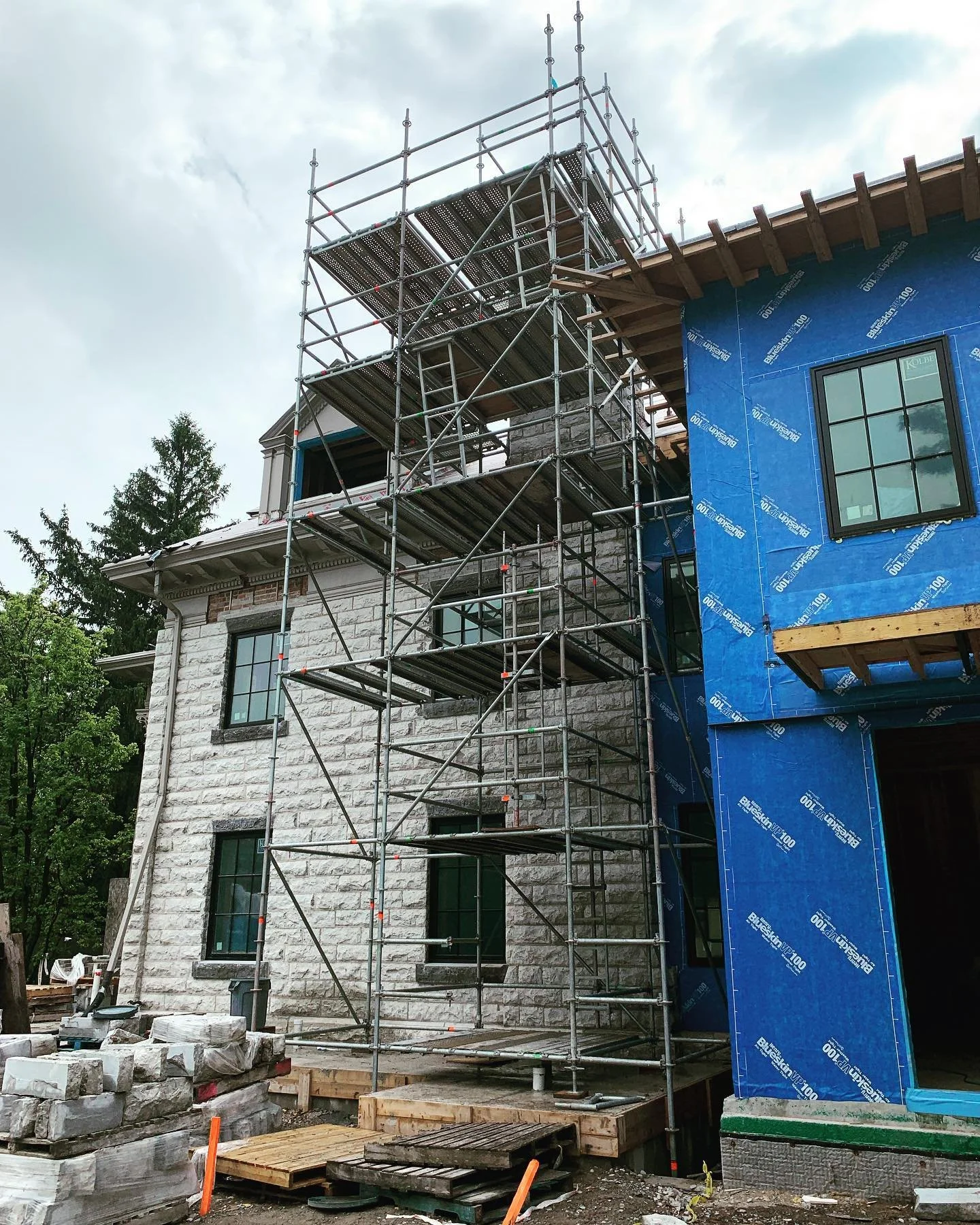 Happy Sunday☀️ It sure was a FUNDAY building this scaffold to help restore this chimney 🏠
.
.
.
.
.
#johnsonplayfairscaffold#lahyer#systemscaffolding#johnsonplayfairmasonry #repair #lahyerna #chimney