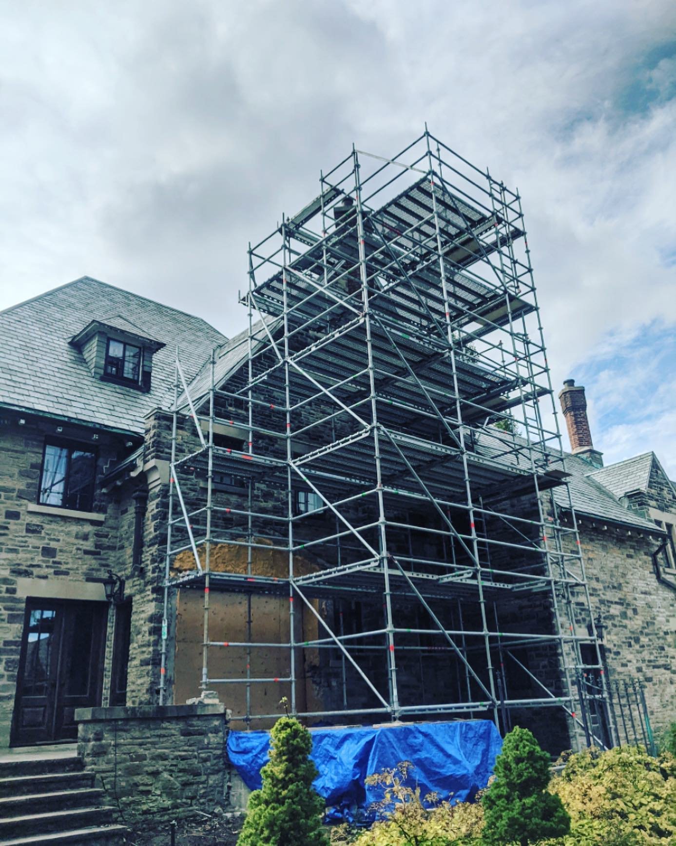 A complicated build for a house extension 🏡
.
.
.
.
.
#johnsonplayfairscaffold #lahyer #systemscaffold #toronto #teardown #stone #scaffoldinglife
