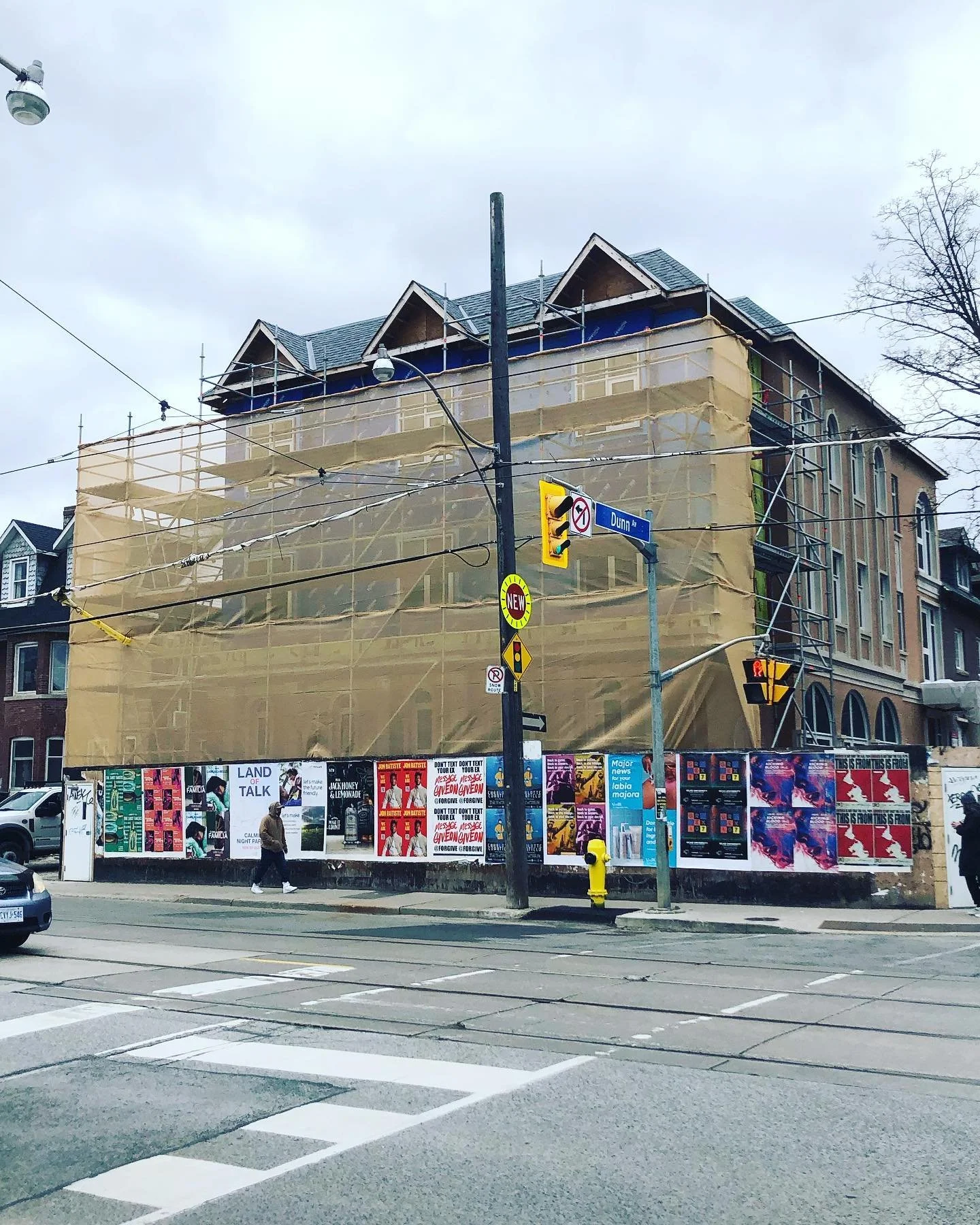 It only took two-ish years but as of April, this job was finally ready for the #johnsonplayfair masons to finish #trackbacktuesday #oratory 
.
.
.
.
.
#johnsonplayfairscaffold #lahyer #enscaf #brickwork #systemscaffolding #toronto #kingstreet