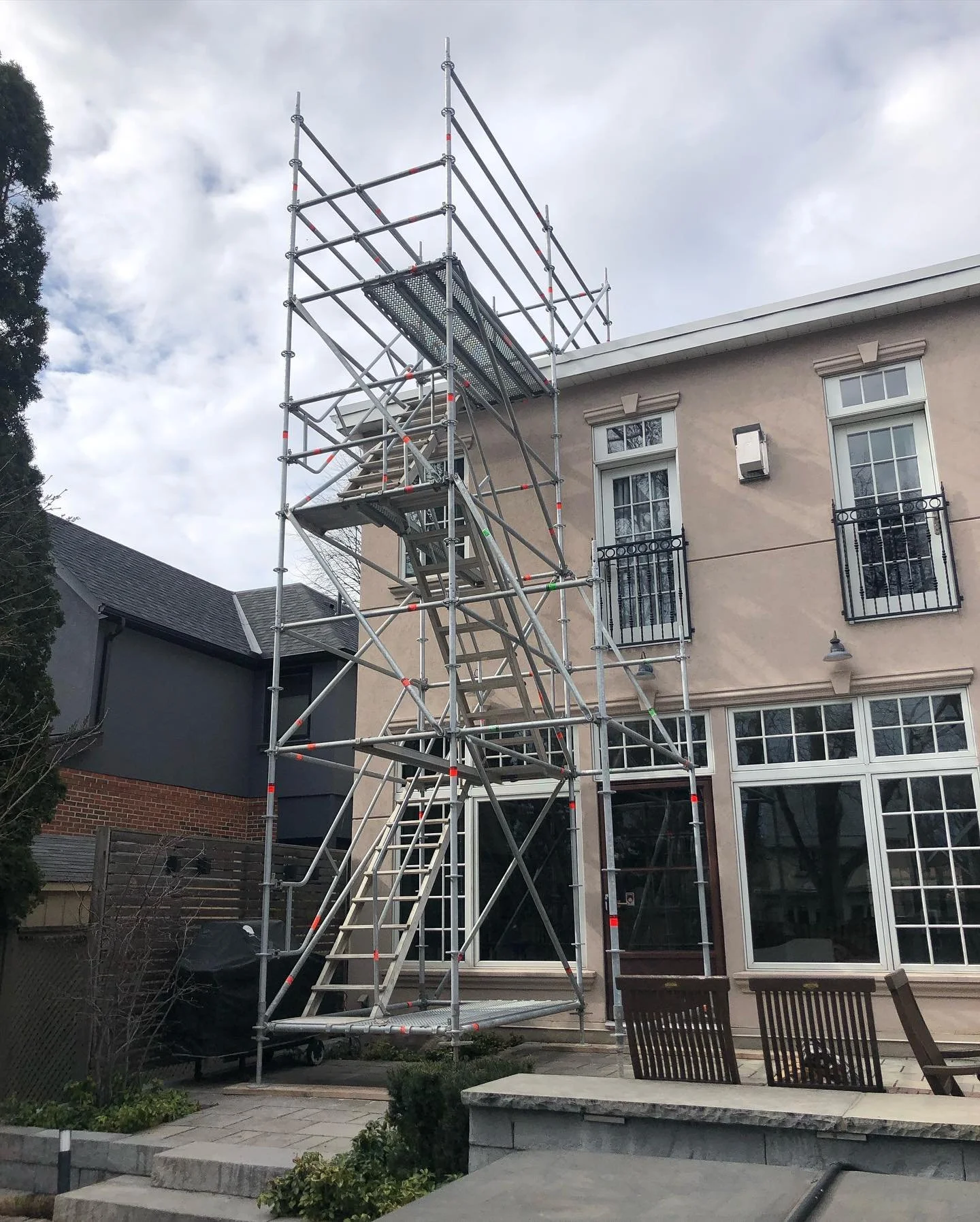 A sturdy #scaffoldstaircase allows for safe access to this home&rsquo;s third-floor renovation👍
.
.
.
.
.
#johnsonplayfairscaffold #lahyer #systemscaffold #toronto #renovation #scaffolding