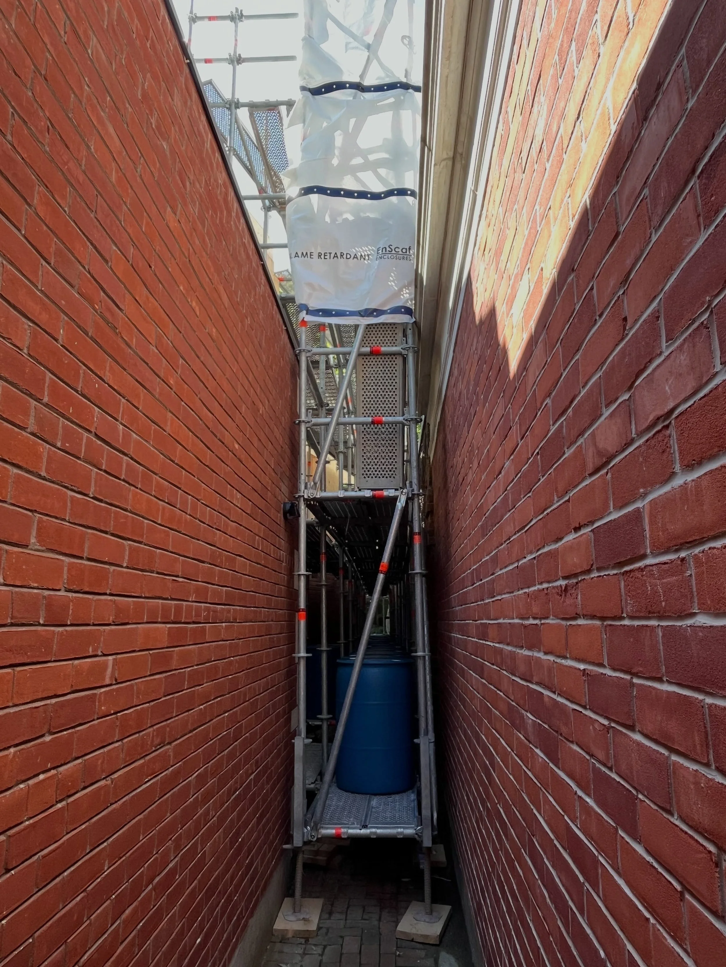Our completed privacy wall scaffold setup with water barrel stabilization. Happy neighbours mean a successful project! @eraarch @fairmontpropertiesltd 

#torontoconstruction #scaffolding #scaffoldingrental #rosedale