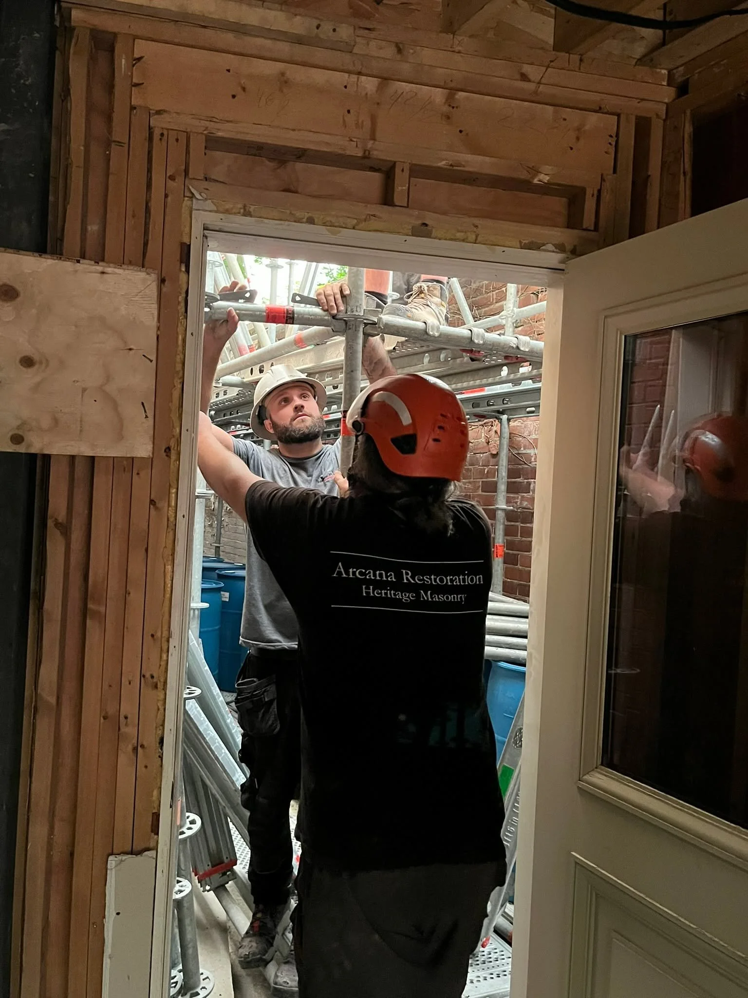 Teamwork installing scaffold for a restoration and reno in Rosedale

#scaffolding #ScaffoldRental #torontoconstruction #scaffold #Scaffolder