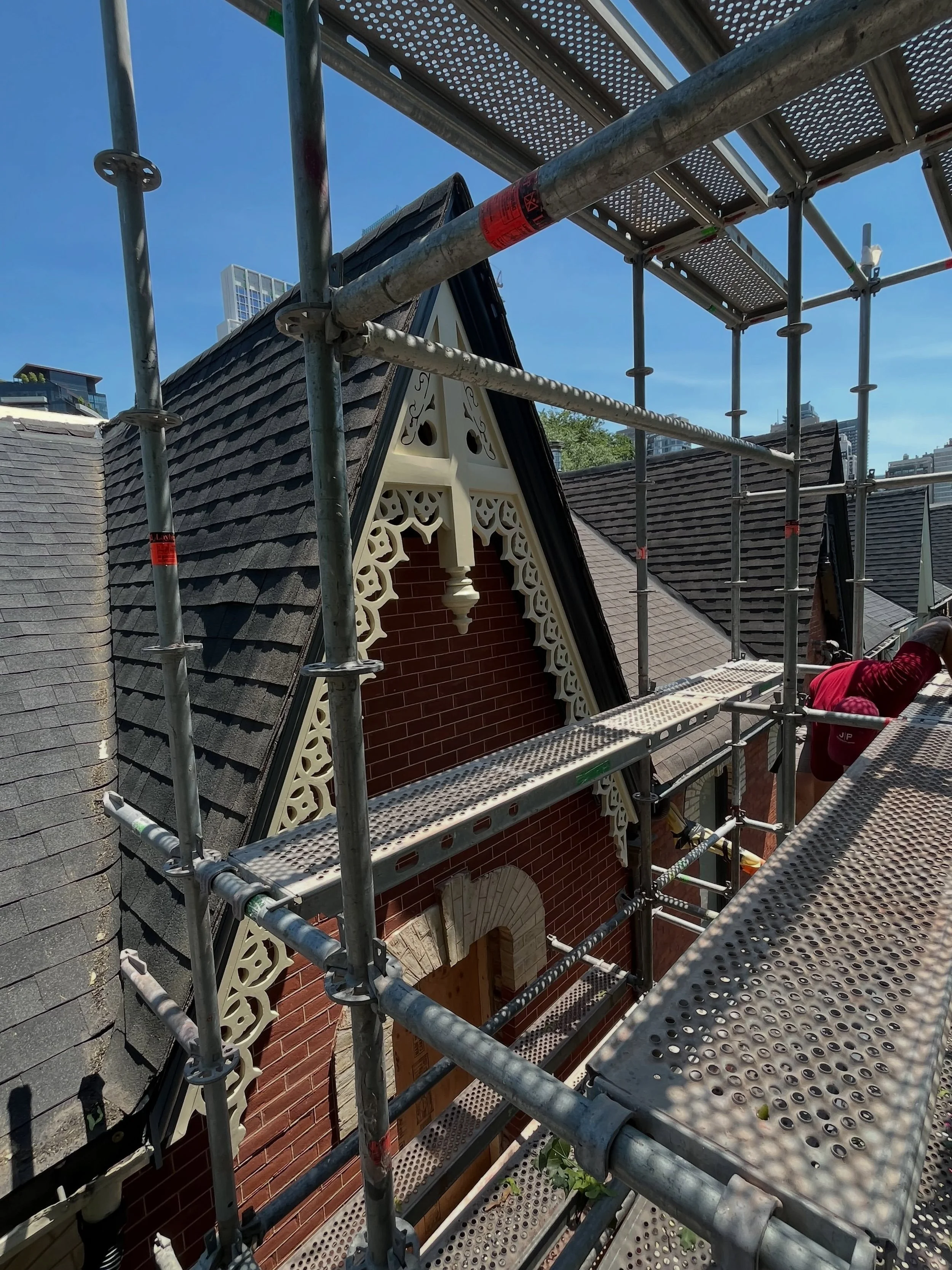Time for our scaffold crew to dismantle the front scaffold at this @arcanarestoration and @greenglassvarano restoration and renovation project in Yorkville and unveil the restored brickwork and trim!

#torontoarchitecture #scaffold #scaffoldrental #y