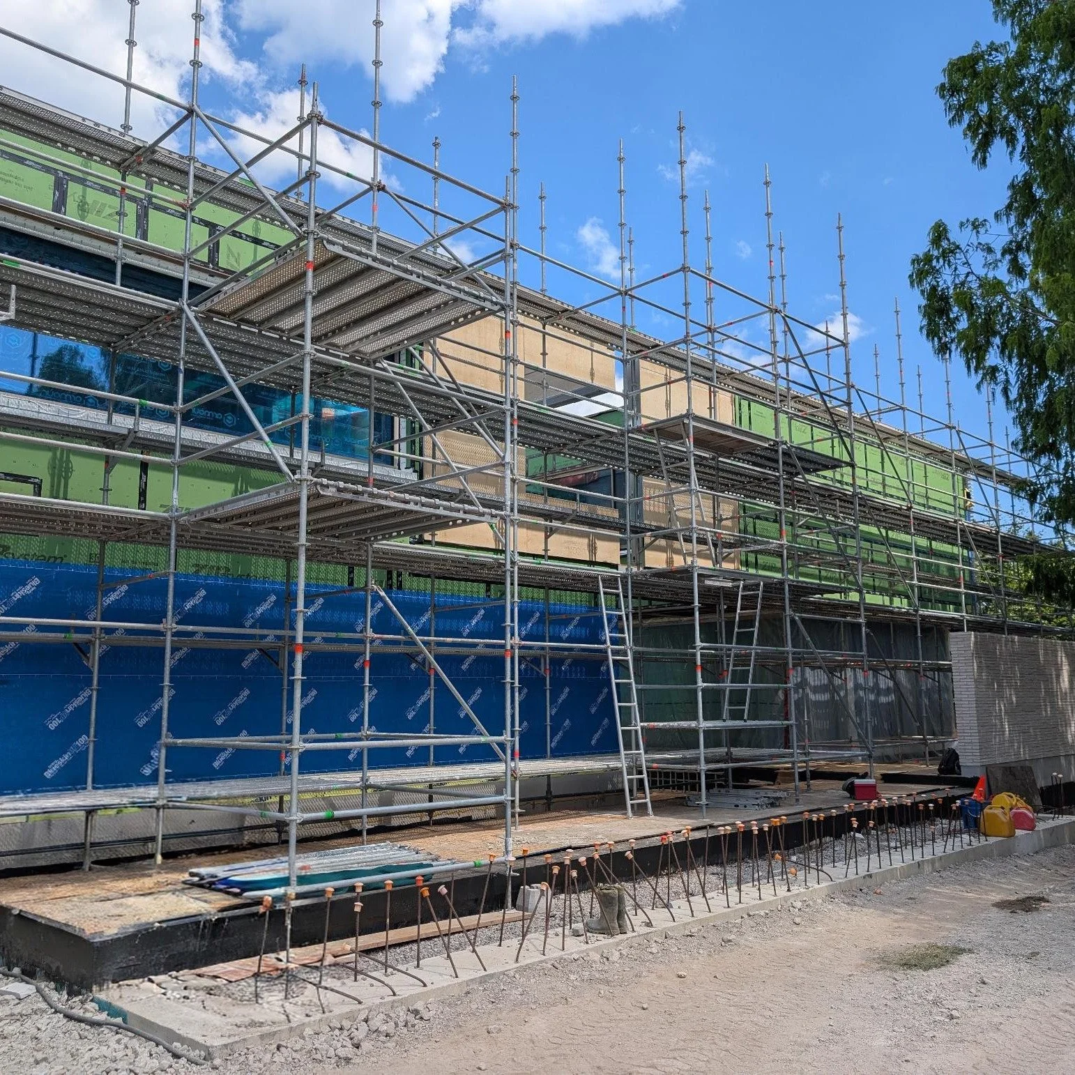 Some shots of our ongoing scaffold installation for a large residential new build in Oakville. Our builder client wanted access for heavy equipment through the scaffold, so we built an overhead walkway to provide trades access to the building while l