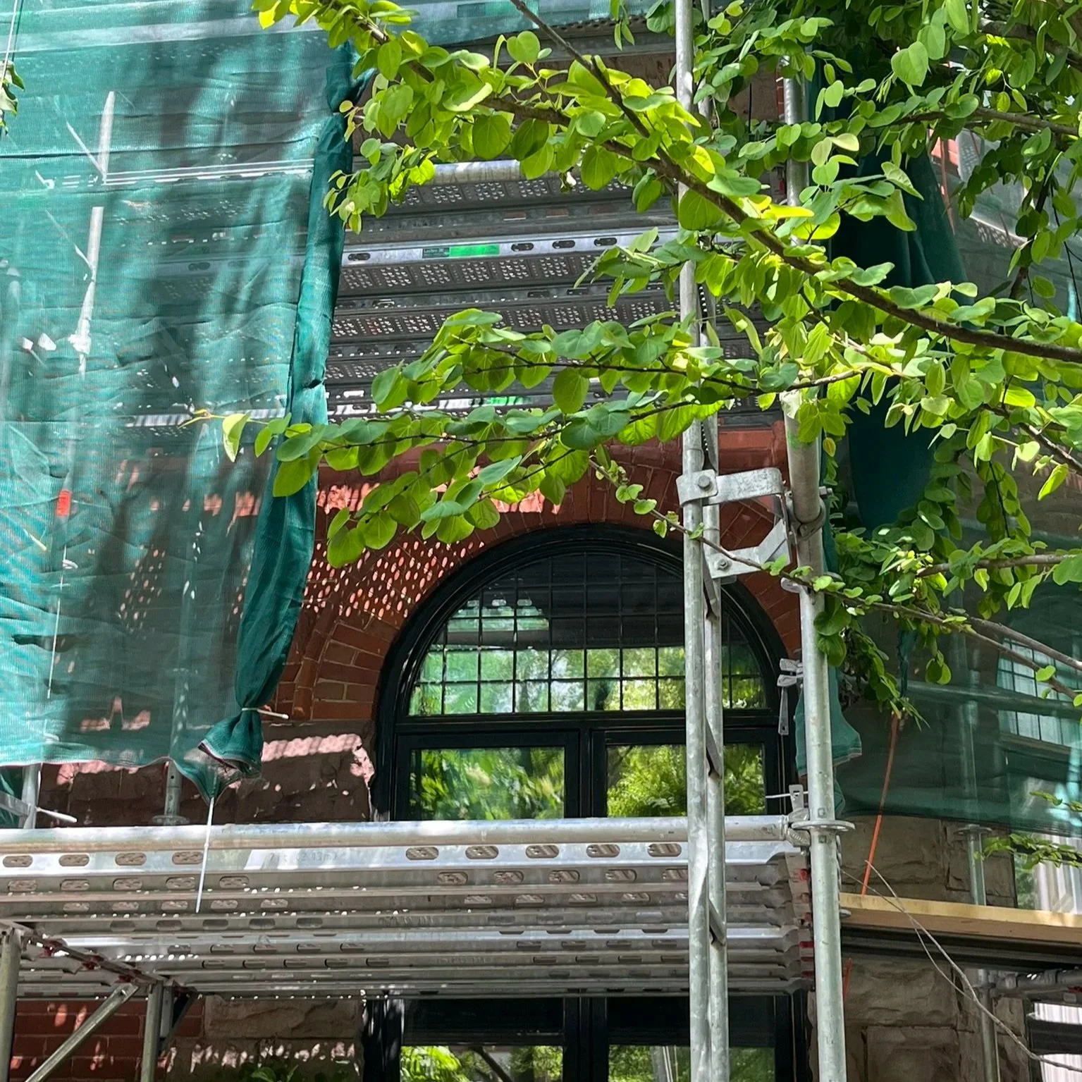 Front access scaffold installation with dust netting for brickwork and woodwork restoration