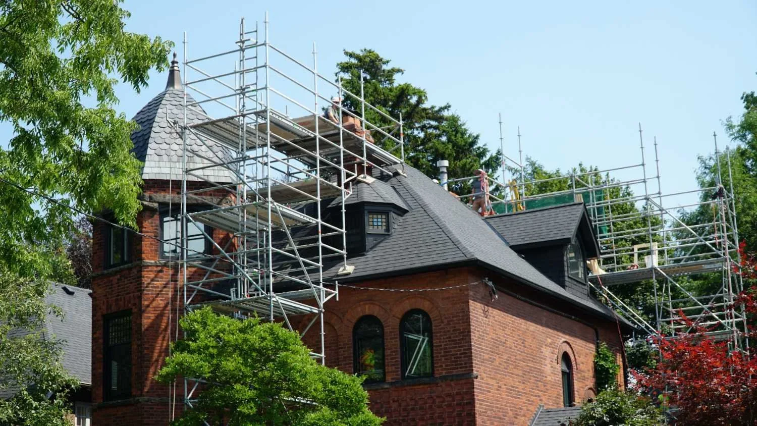 Vertical access scaffold for a masonry restoration