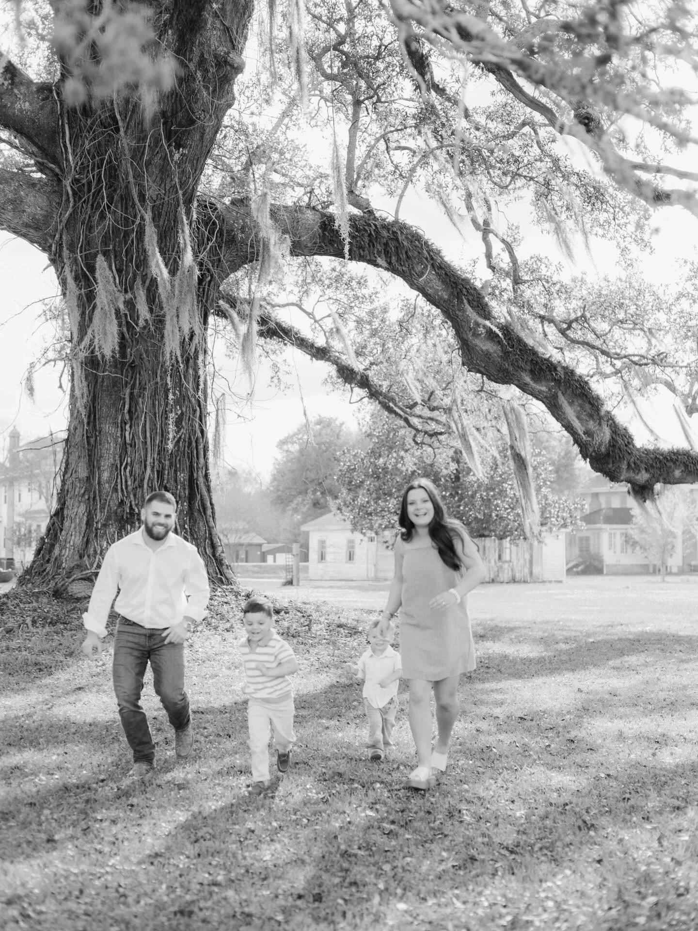 This family session is made for that beautiful piece of artwork on the wall😍 
We&rsquo;re also bringing you a beautiful home for lifestyle photos without having to clean your own home🤪 
Book our Farmhouse Francis mini today by commenting FAMILY! Th