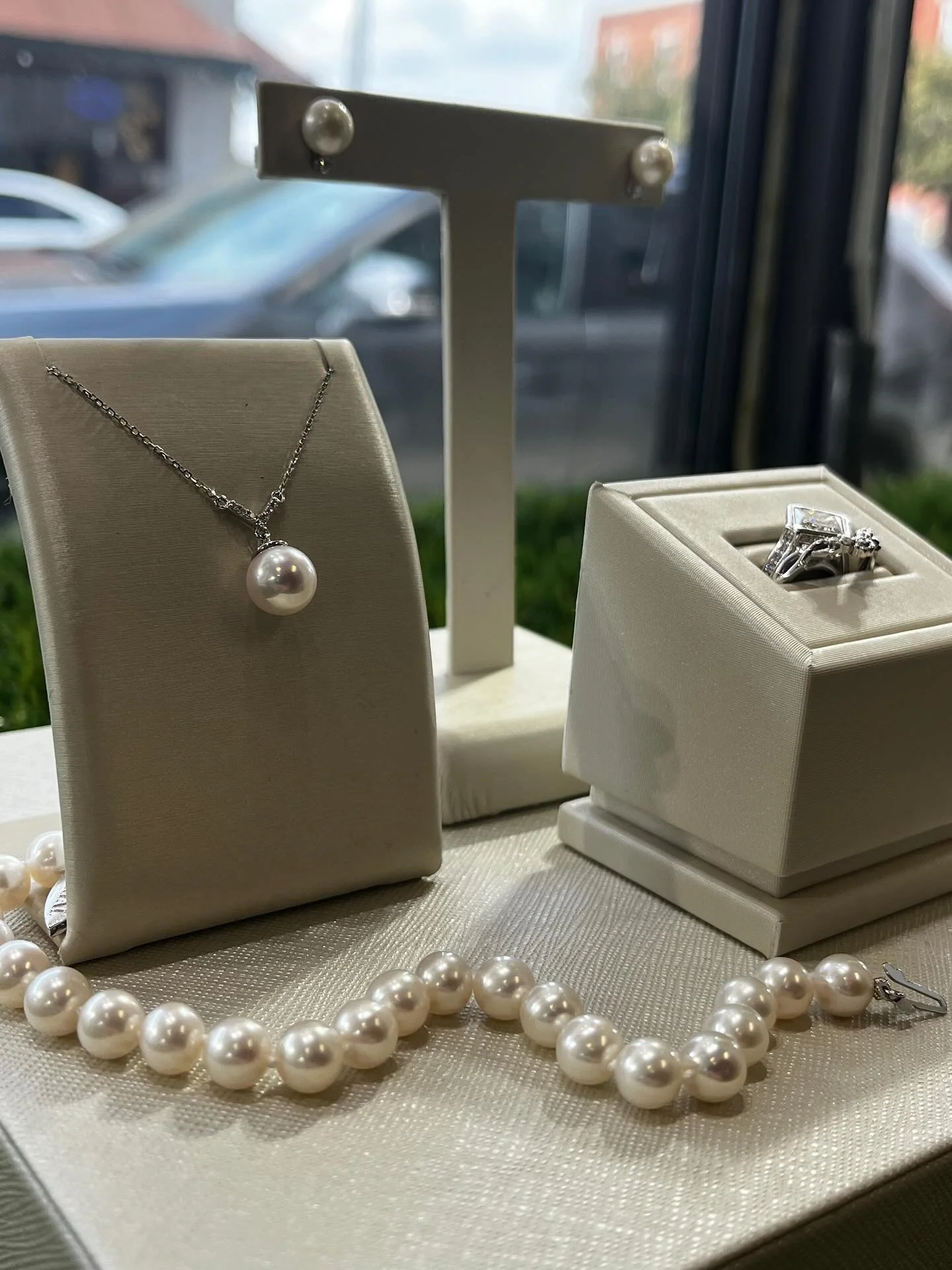 Pearls are classic for a bridal set. From their simple elegance to timeless look, it’s a gift for one wedding that can be passed down to another π©΅
How do you feel about pearls? 
.
.
.
#marionsjewelry #jewelernc #mountairync #diamonds # #gold