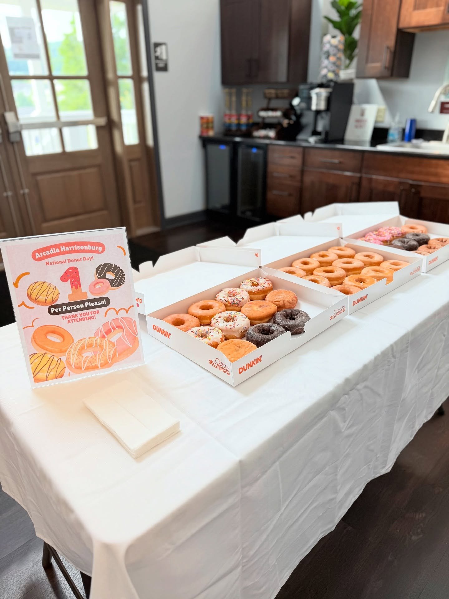 🍩🍩🍩National Donut Day 🍩🍩🍩

We love getting to spoil our residents! Come to the clubhouse &amp; grab a donut on Arcadia 🤩🏠
#jmudukes #ArcadiaHarrisonburg #JMU2027 #JMU2028 #JMU2025 #JMU2026 #JMU #BridgewaterCollege #BRCC #EMU #OffCampusHousing