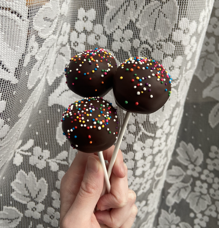 Vanilla Cake Pop with Chocolate
