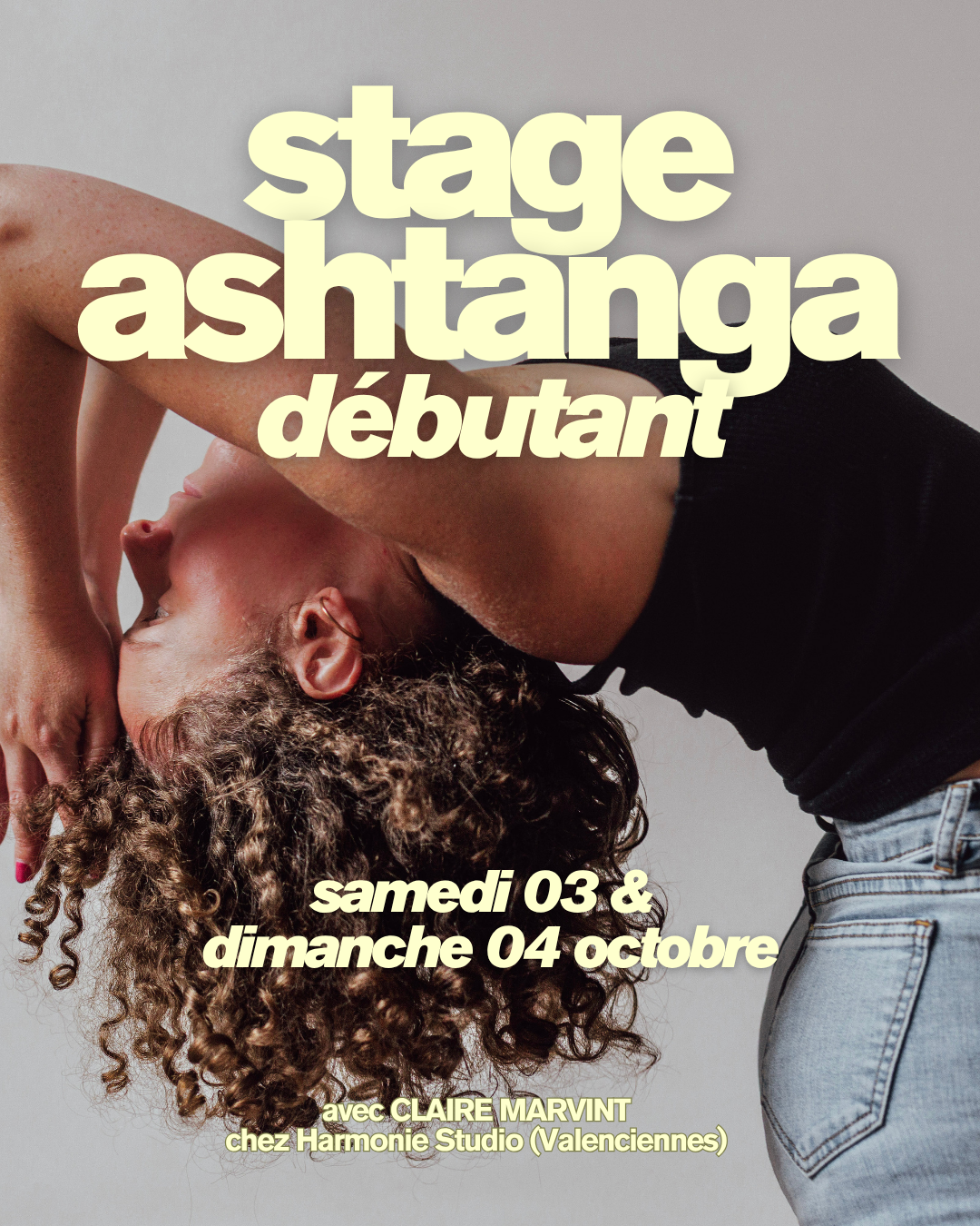 Affiche promotionnelle pour un stage d'ashtanga débutant, avec une femme aux cheveux bouclés dans une pose de yoga, dates samedi 03 et dimanche 04 octobre, avec Claire Marvint chez Harmonie Studio à Valenciennes.