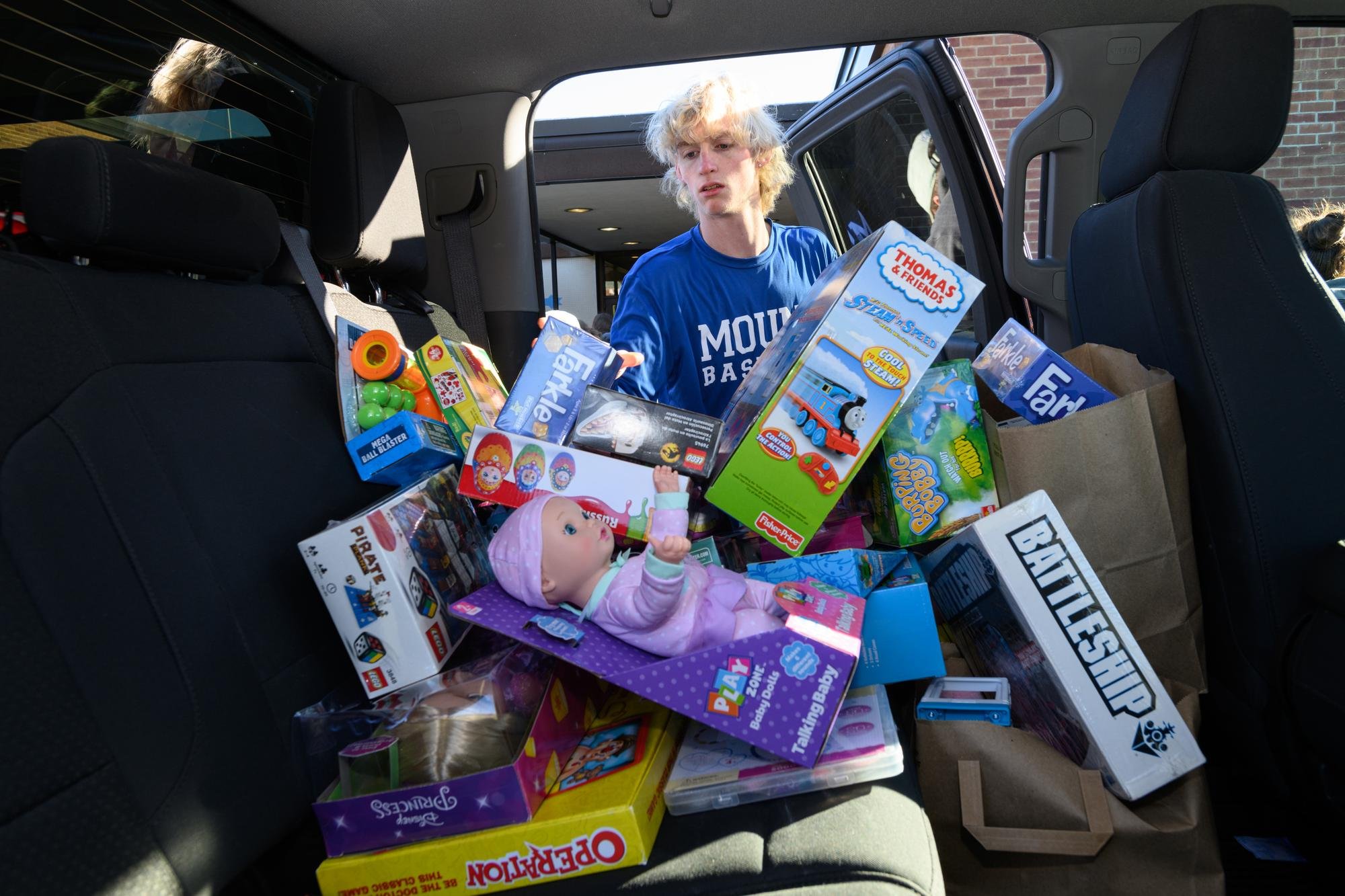 NEWS SERVICE  Toy Drive 9170.jpg