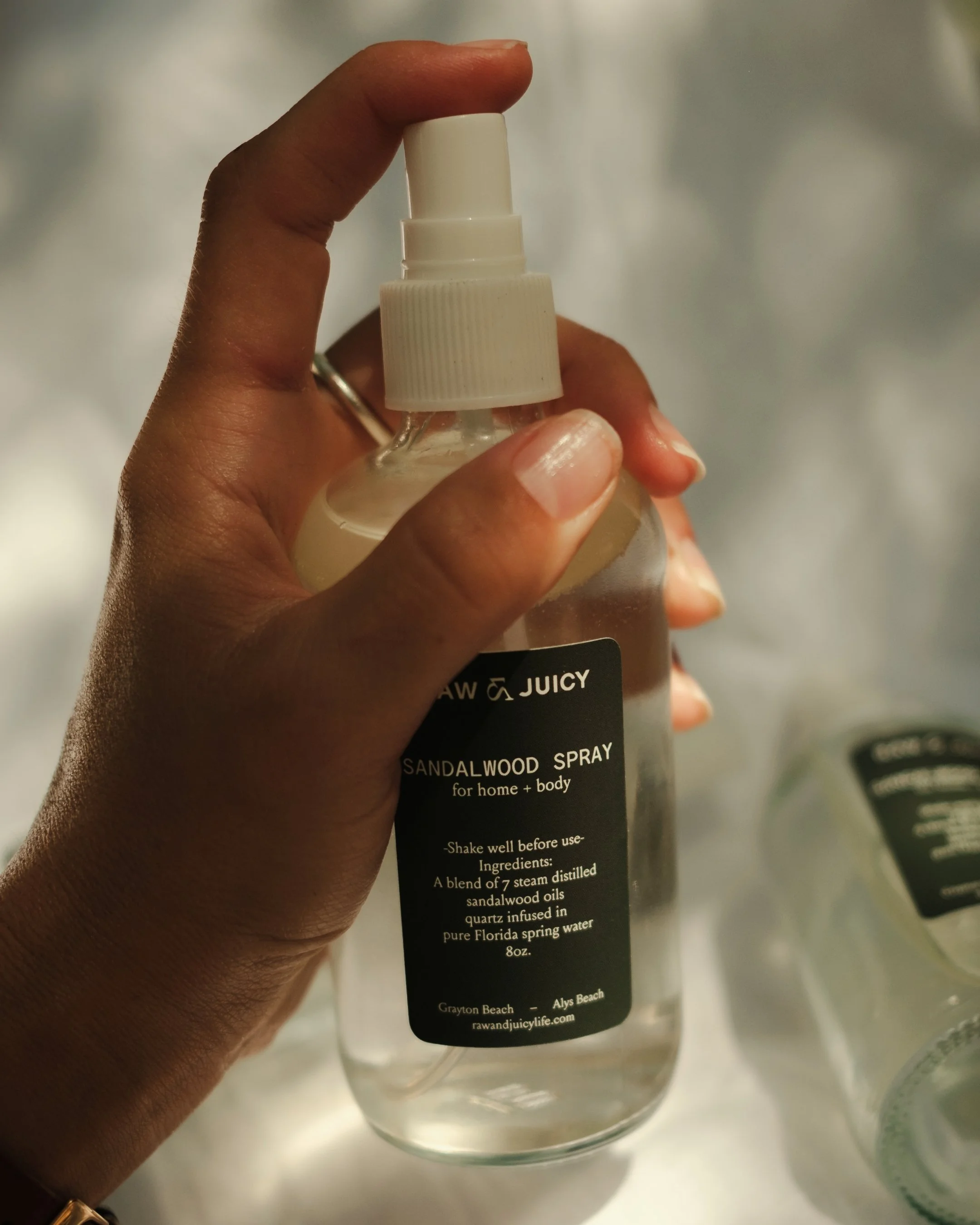 RawAndJuicyShop-SandalwoodSpray-02.jpg
