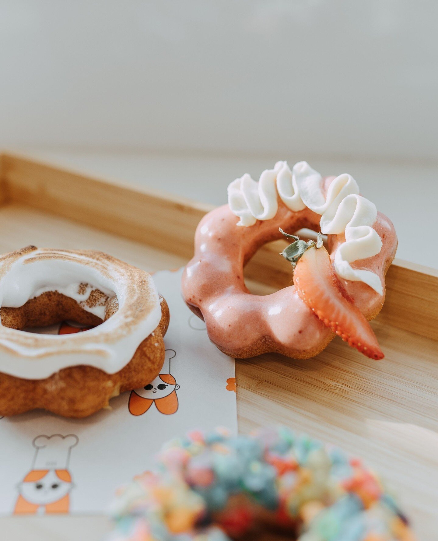 I still dream about these mochi donuts every now and then 💭⁠
.⁠
Visit either @umaidodonuts locations for a mid-week treat. It won't disappoint 🍩⁠
.⁠
.⁠
.⁠
.⁠
#manitobaphotographer #winnipegphotographer⁠
#winnipegbrandphotography #manitobabrandphoto