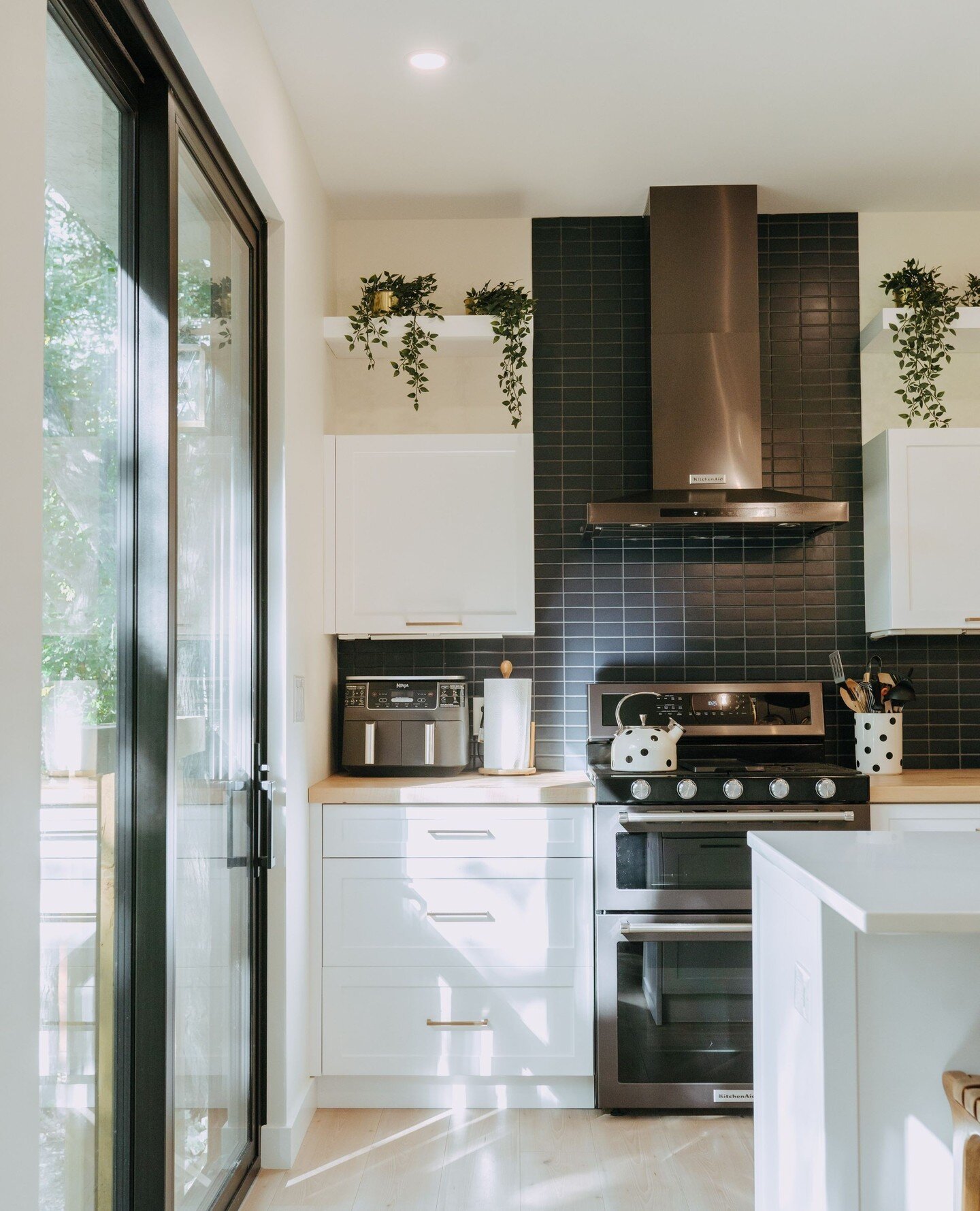 The pretty details of a Charleswood kitchen. ⁠
.⁠
by @oswaldconstruction⁠
.⁠
.⁠
.⁠
.⁠
#manitobaphotographer #winnipegphotographer⁠
#winnipegbrandphotography #manitobabrandphotographer⁠
#lauraloewenphotography⁠
#winnipegrealestate⁠ #winnipegstudiophot