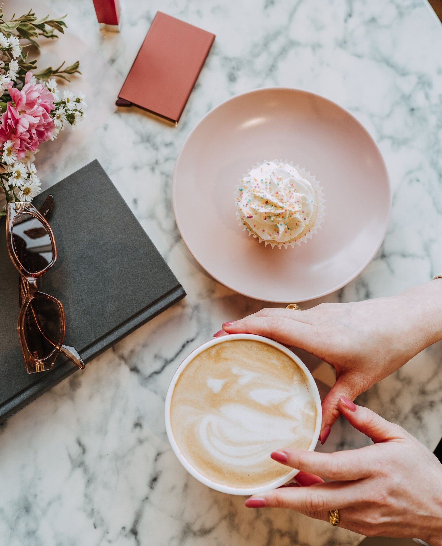 Sweet treats for love week courtesy of @sweetimpressionsbakery 🧁 paired with the perfect accessories from @boesltd 👜⁠
.⁠
.⁠
.⁠
.⁠
#manitobaphotographer #winnipegphotographer⁠
#winnipegbrandphotography #manitobabrandphotographer⁠
#lauraloewenphotogr