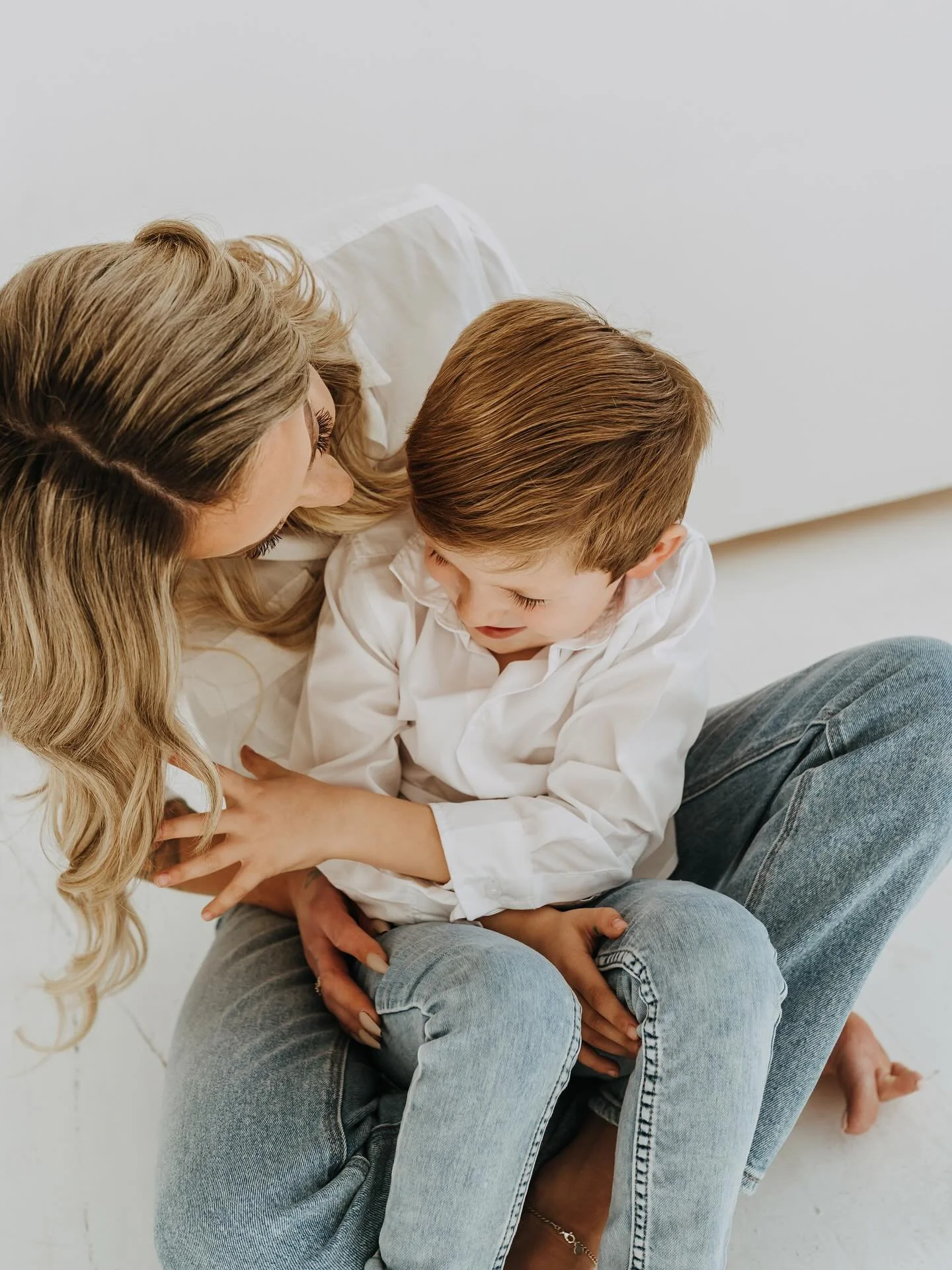 Studio snuggles 🤍
.⁠
.⁠
.⁠
#manitobaphotographer #winnipegphotographer⁠
#winnipegbrandphotography #manitobabrandphotographer⁠
#lauraloewenphotography⁠
#winnipegrealestate⁠ #winnipegstudiophotographer #sundayave.ca #sundayavenuestudio⁠
#wpgrealestate