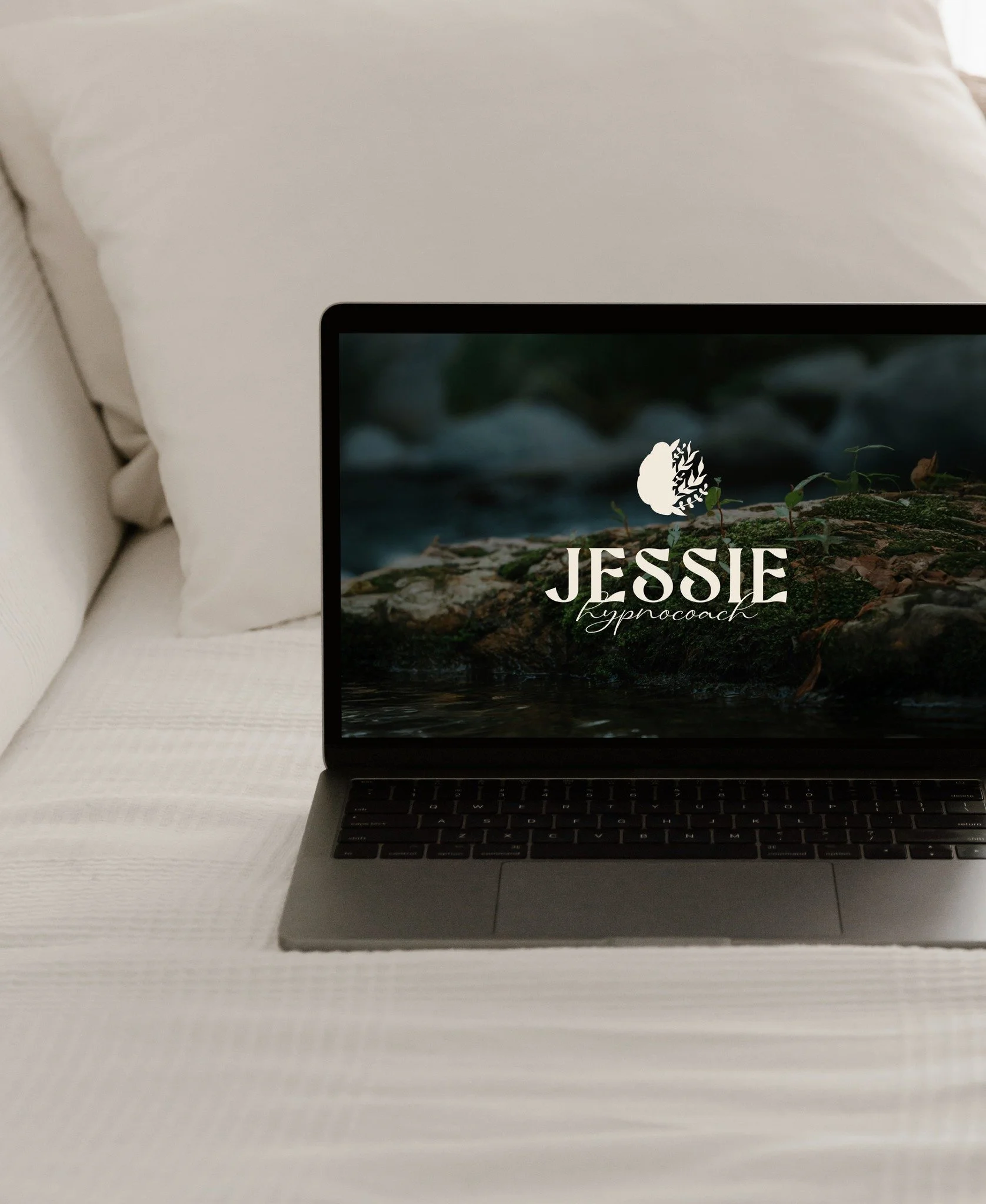 🌟 R&eacute;alisation | Identit&eacute; visuelle

Je suis tr&egrave;s heureuse de vous pr&eacute;senter la toute nouvelle identit&eacute; visuelle de Jessie, sp&eacute;cialis&eacute;e en hypnose.

Une image &agrave; la fois douce, humaine et portant 