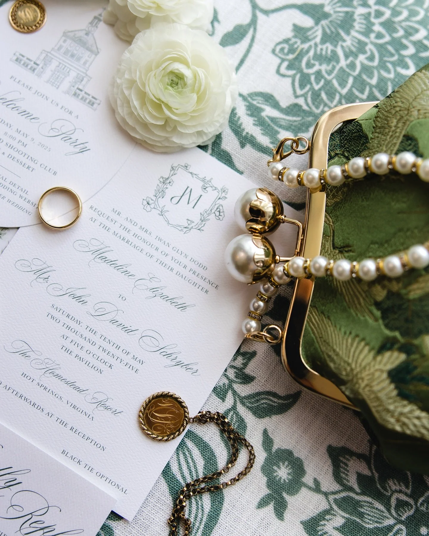Have you ever seen anything more beautiful?! Getting to work with my childhood best friend on her wedding paper goods has truly been one of the highlights of my year 🤍 the most wonderful team, the most beautiful setting, and my most favorite newlywe