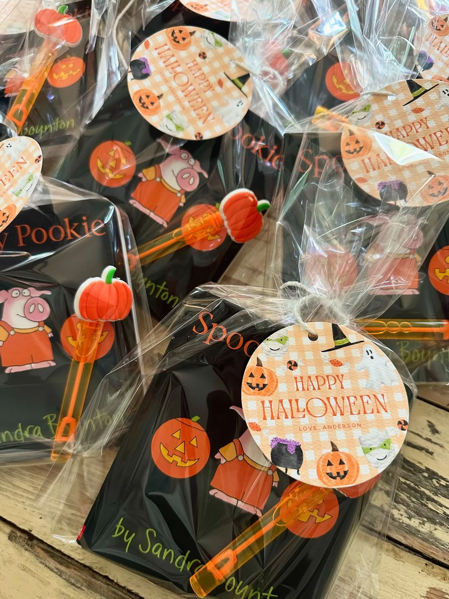 Not usually a Halloween gal, but I&rsquo;m sure a sucker for watercolor and gingham! Cutest details for @laurenlnewell and Anderson&rsquo;s class gifts this week 🎃👻🧡