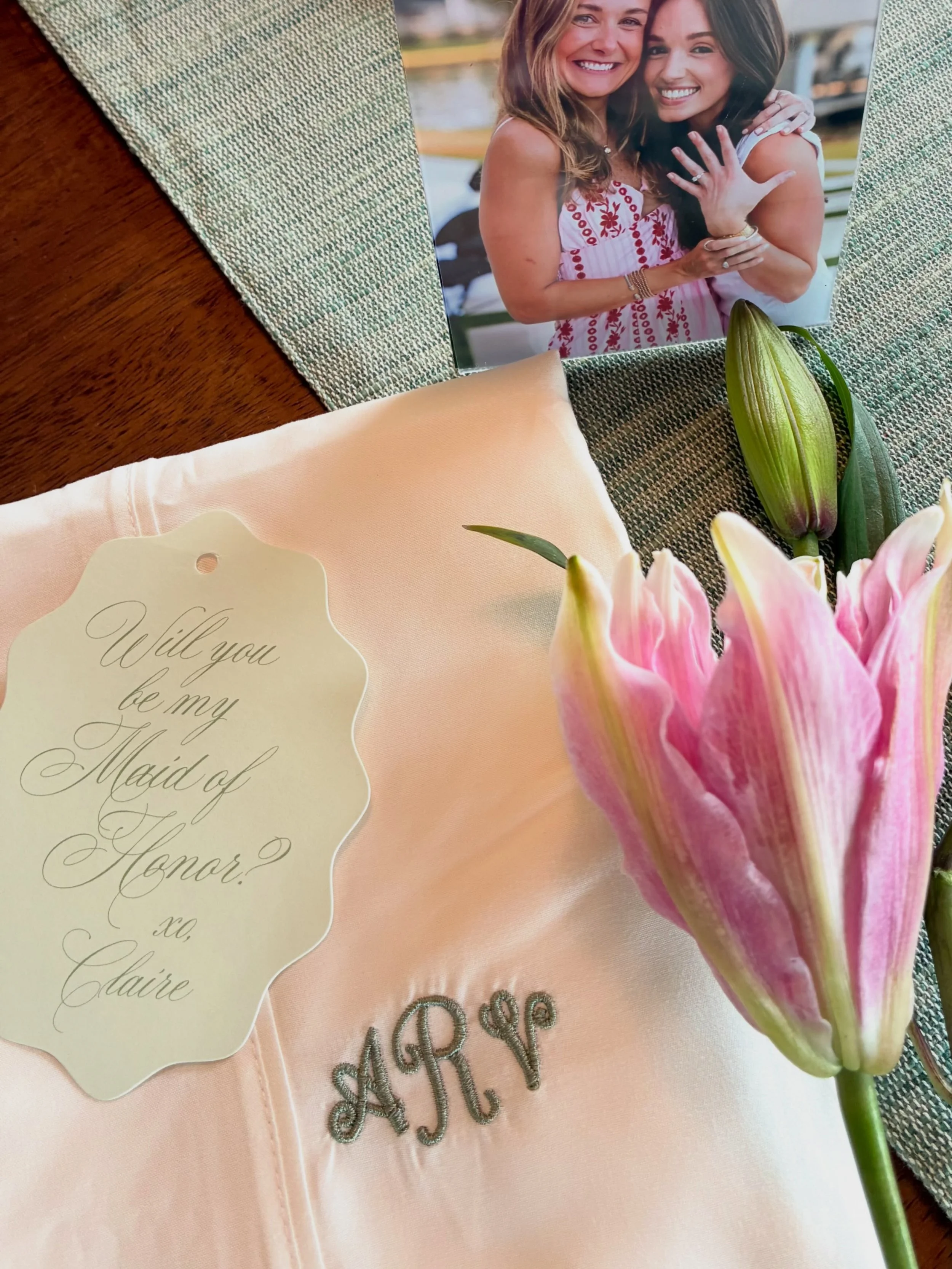 Because a custom gift tag makes the occasion even sweeter 🌸🌸🌸 so excited for this sweetest bride-to-be! 

DM to get started on your custom paper, it&rsquo;s simply my fave! XO!