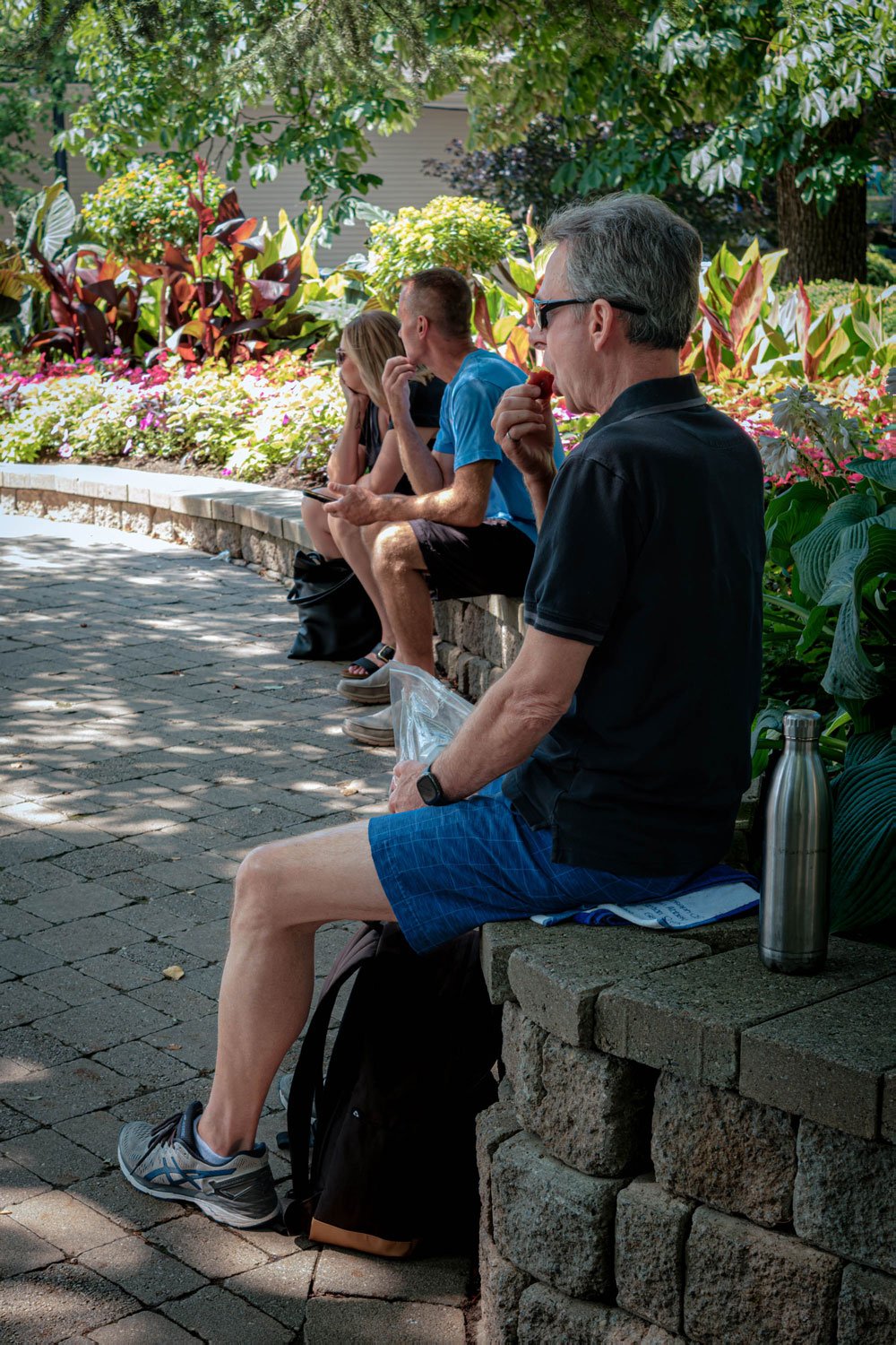 008_street_photo_niagara_falls_eating_fruites.jpg