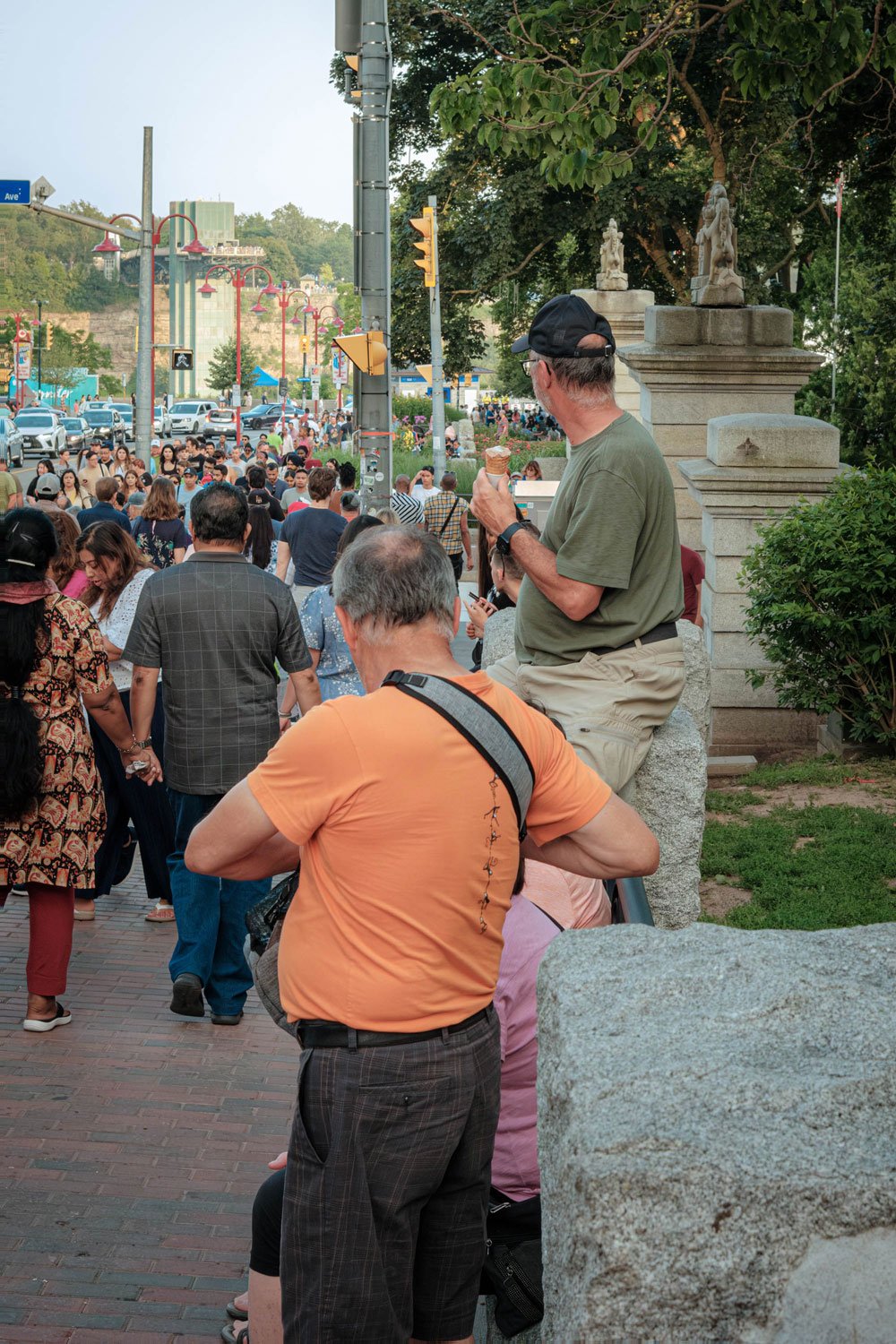 016_street_photo_niagara_falls_icecream_old_man.jpg