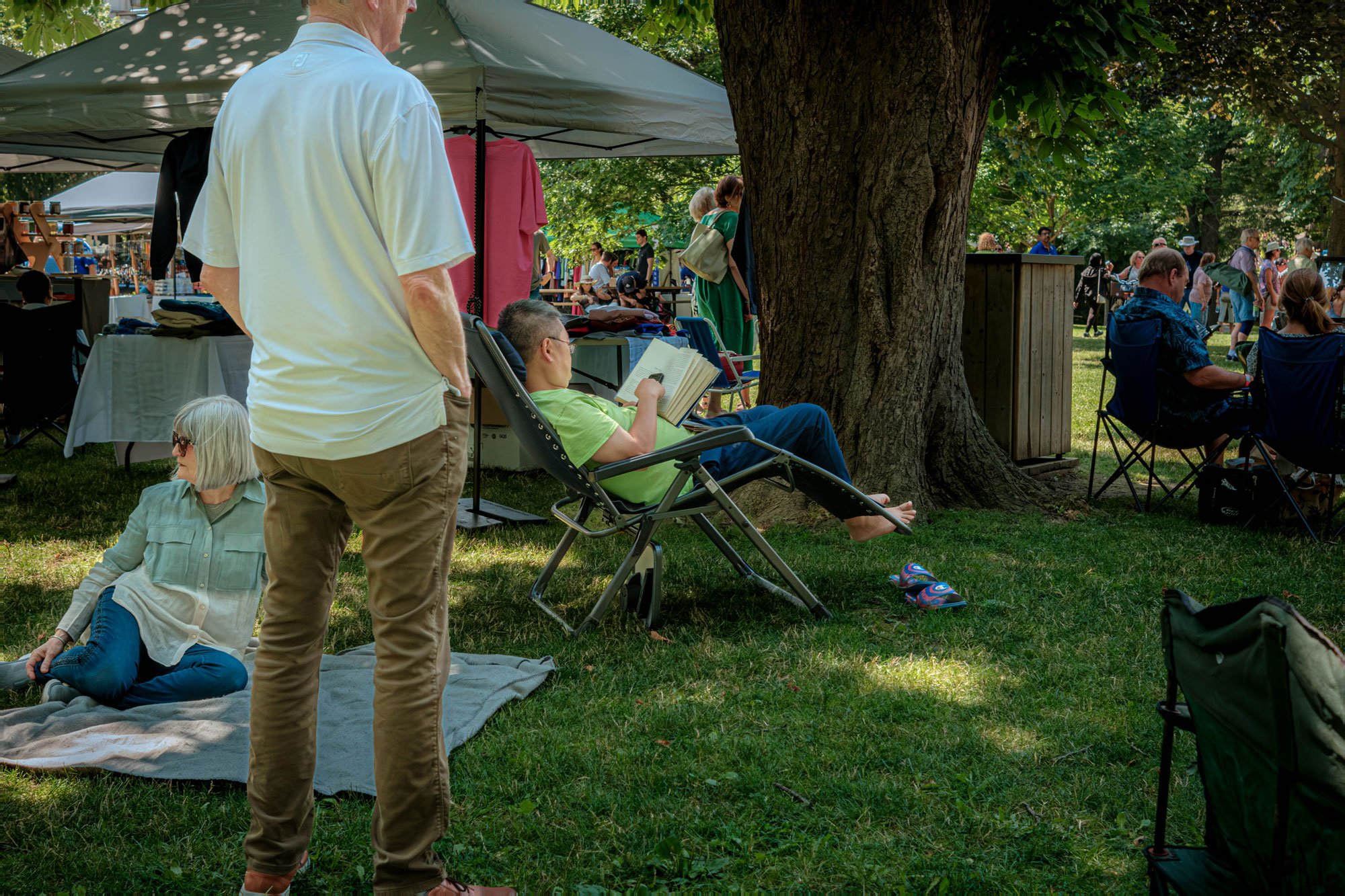 007_street_photo_niagara_falls_reading_books.jpg