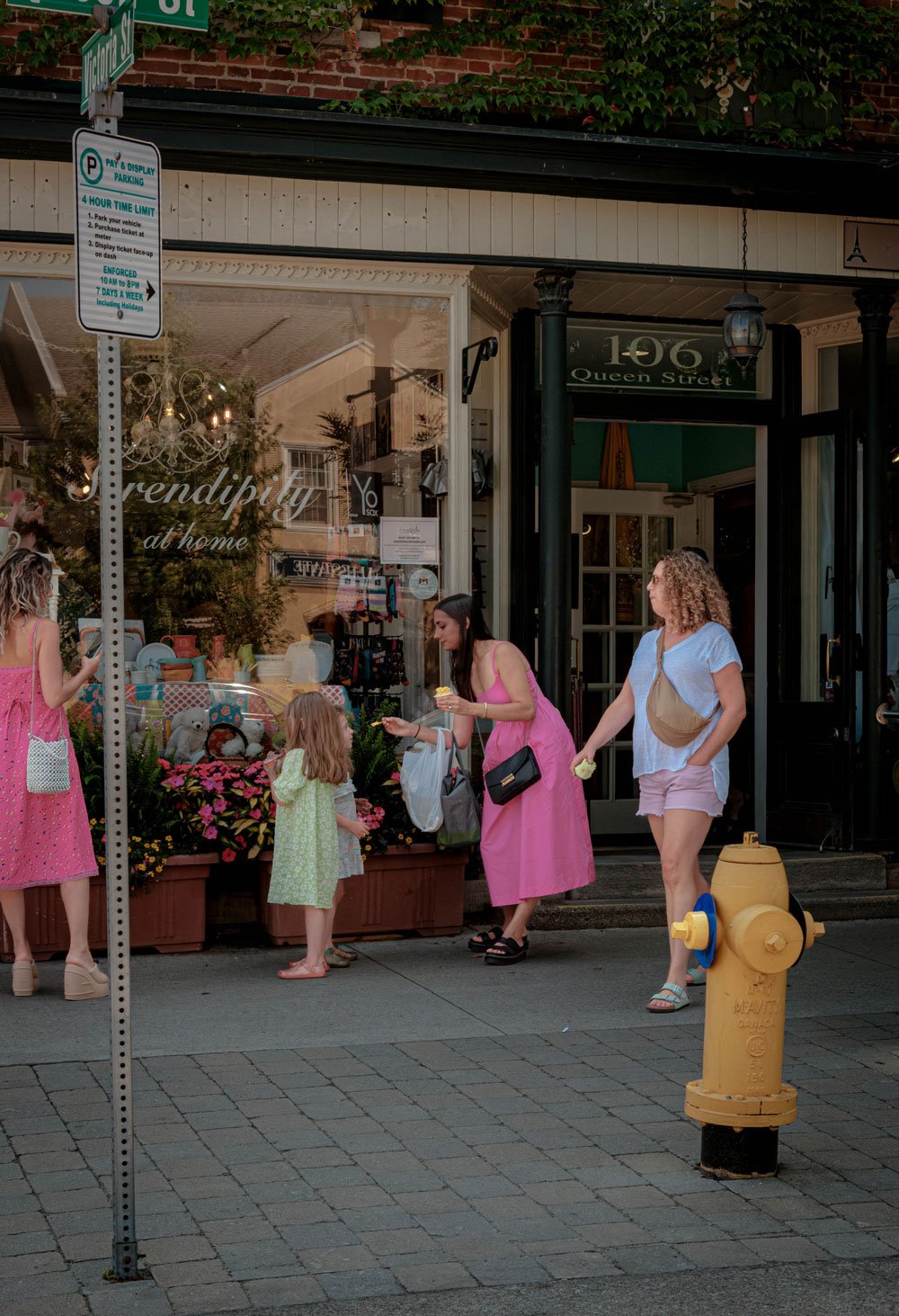 010_street_photo_niagara_falls_ice_cream_child.jpg