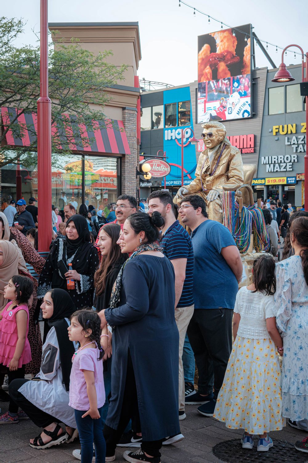 018_elvis_street_photo_niagara_falls.jpg