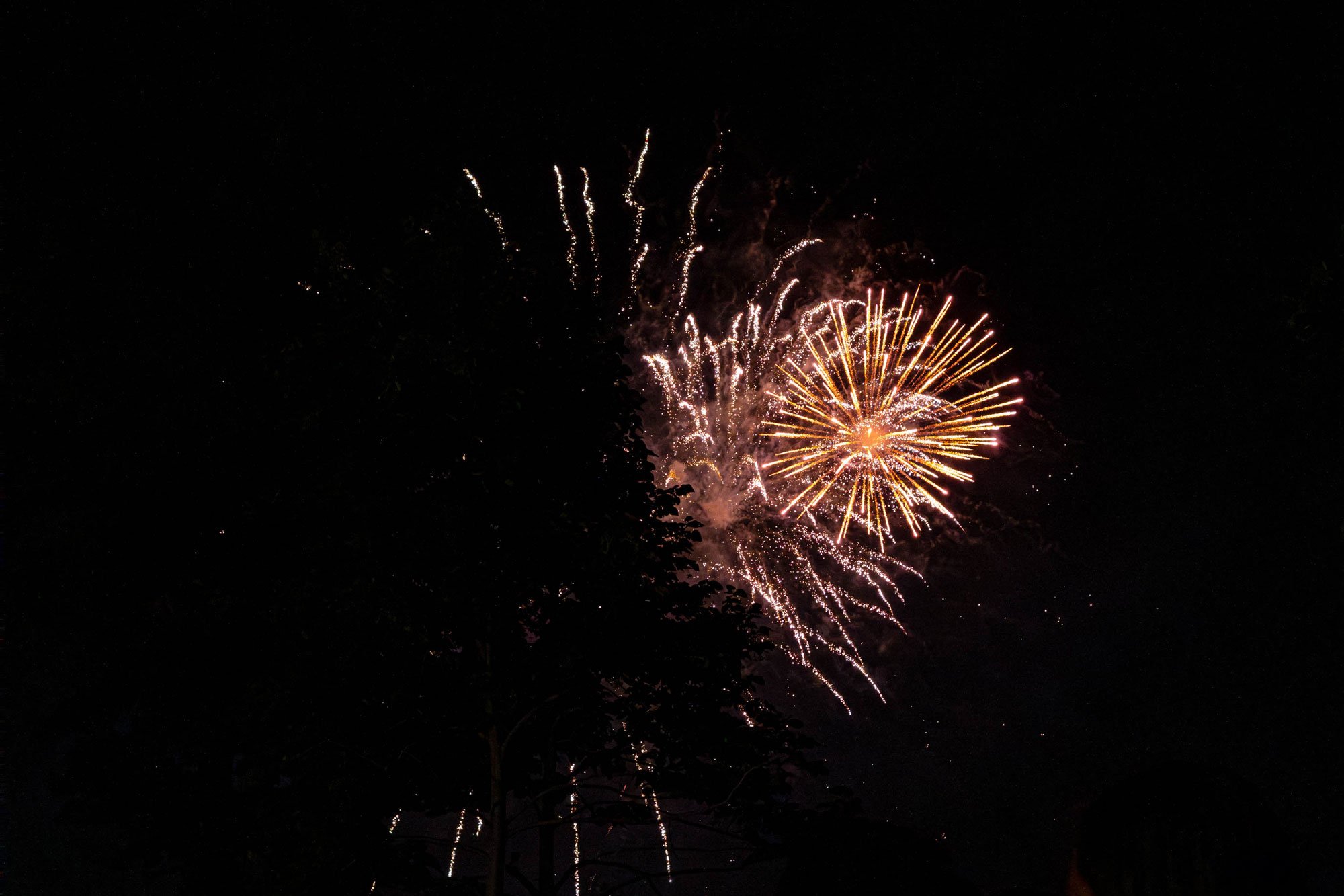 021_street_photo_niagara_falls_orange_fireworks.jpg