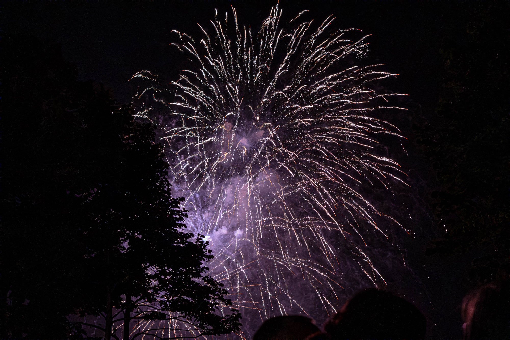 023_street_photo_niagara_falls_purple_fireworks.jpg