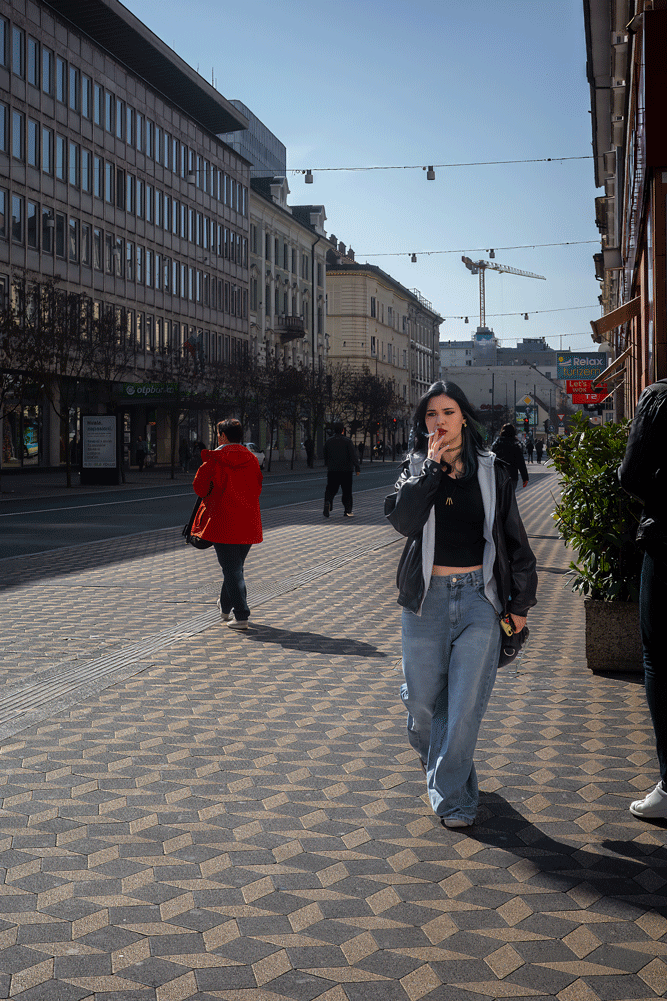 Ljubljana_lady_smoking.gif
