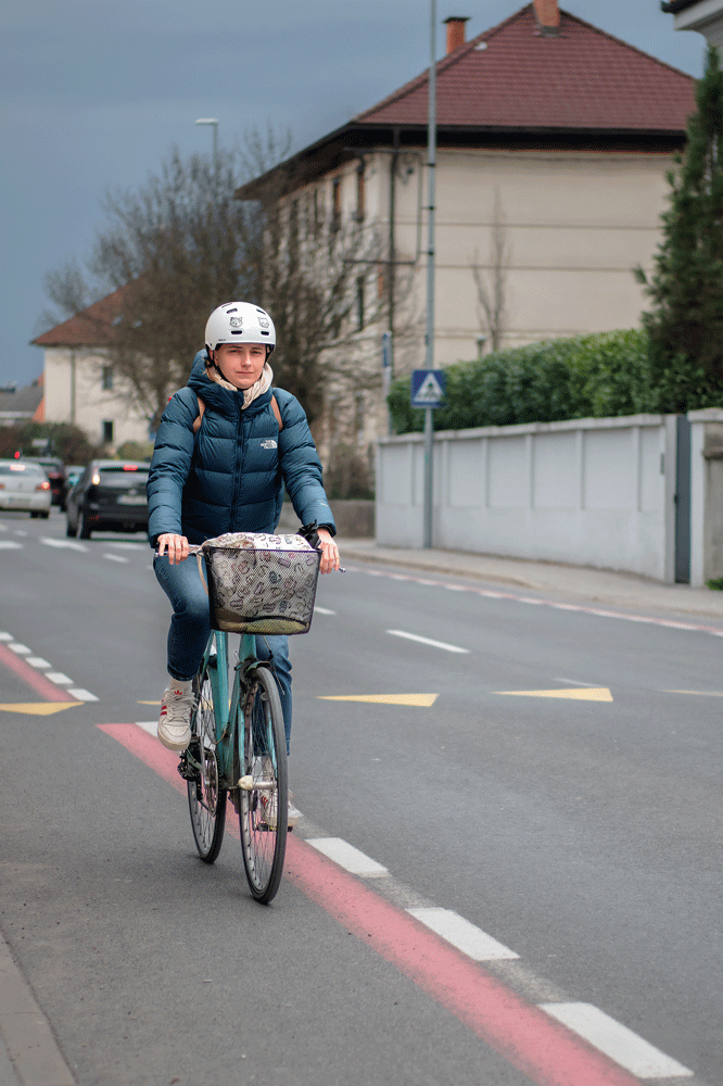 Ljubljana_cyclying_lady.gif